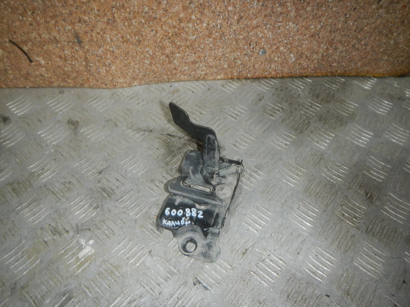 Замок капота