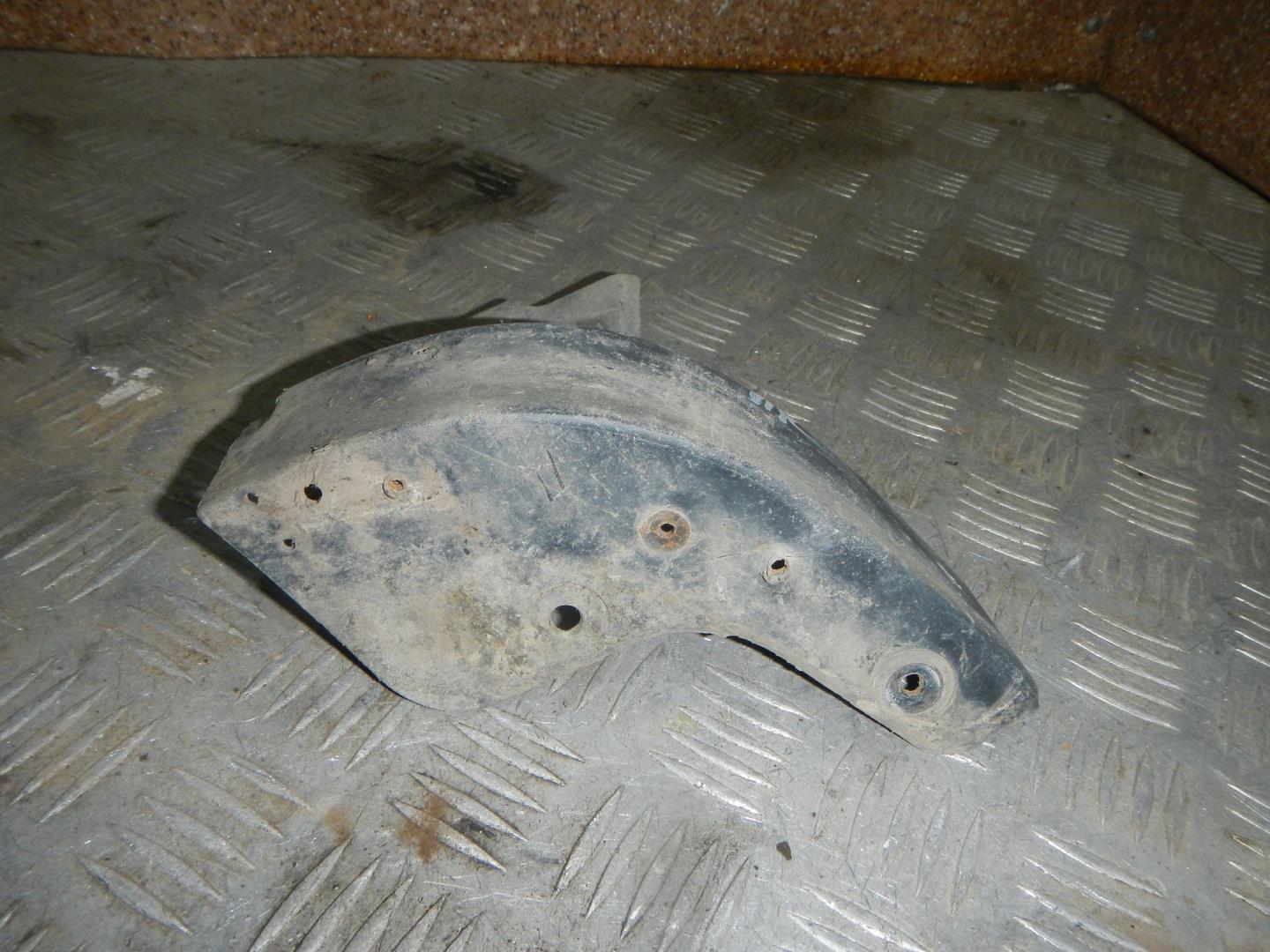 Брызговик передний правый