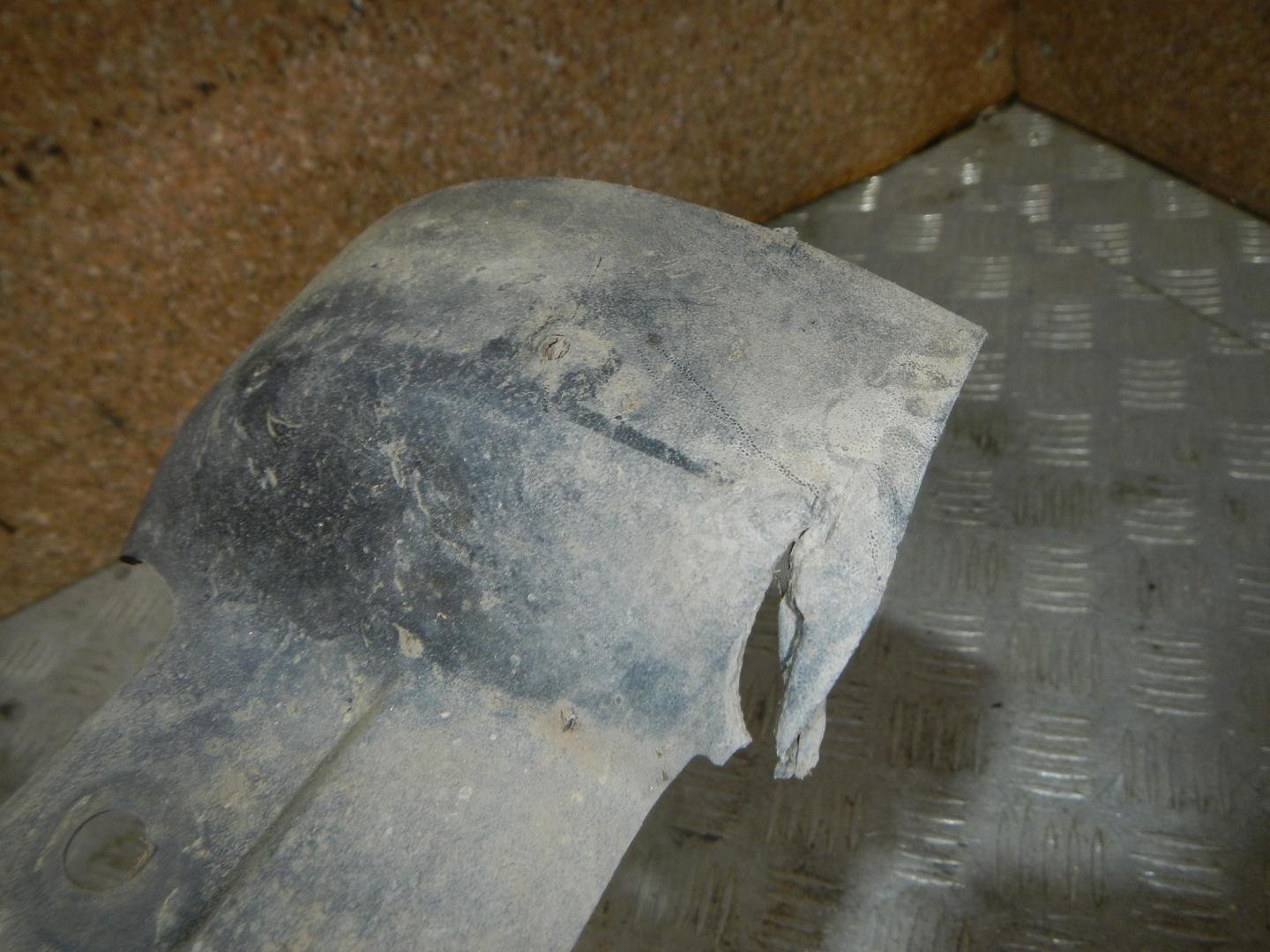 Брызговик передний правый