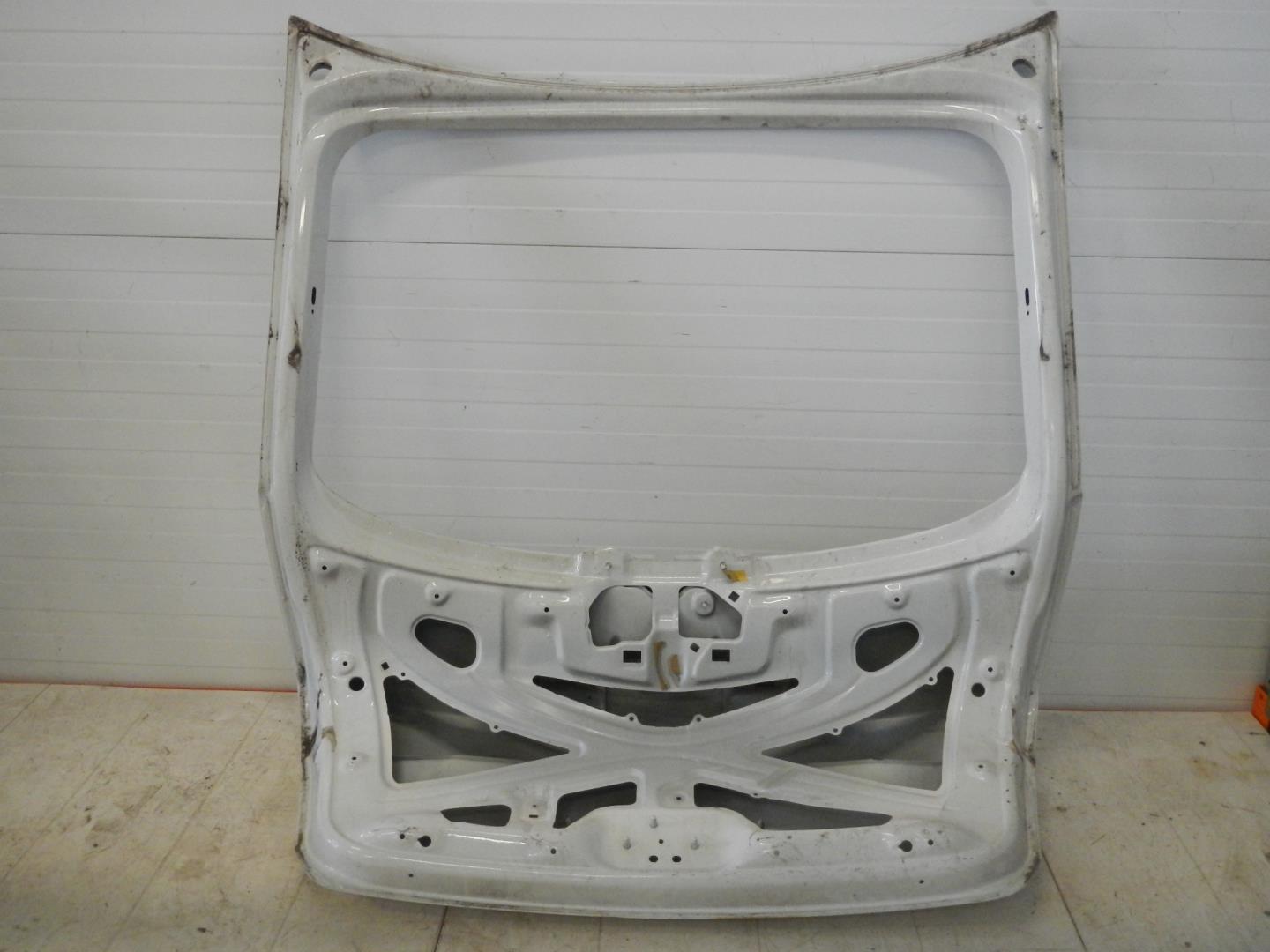 Дверь багажника