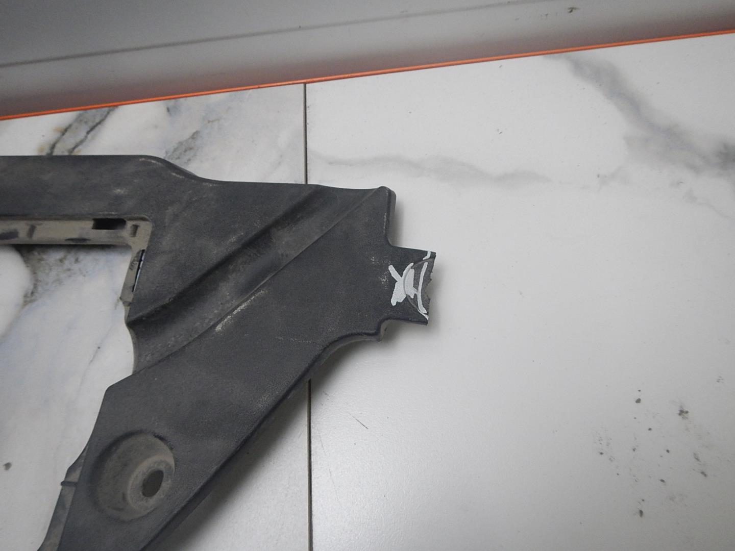 Кожух замка капота