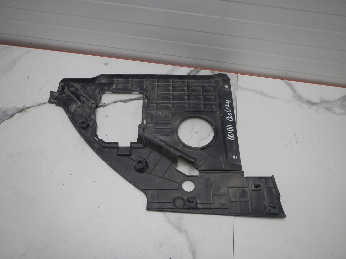 Кожух замка капота