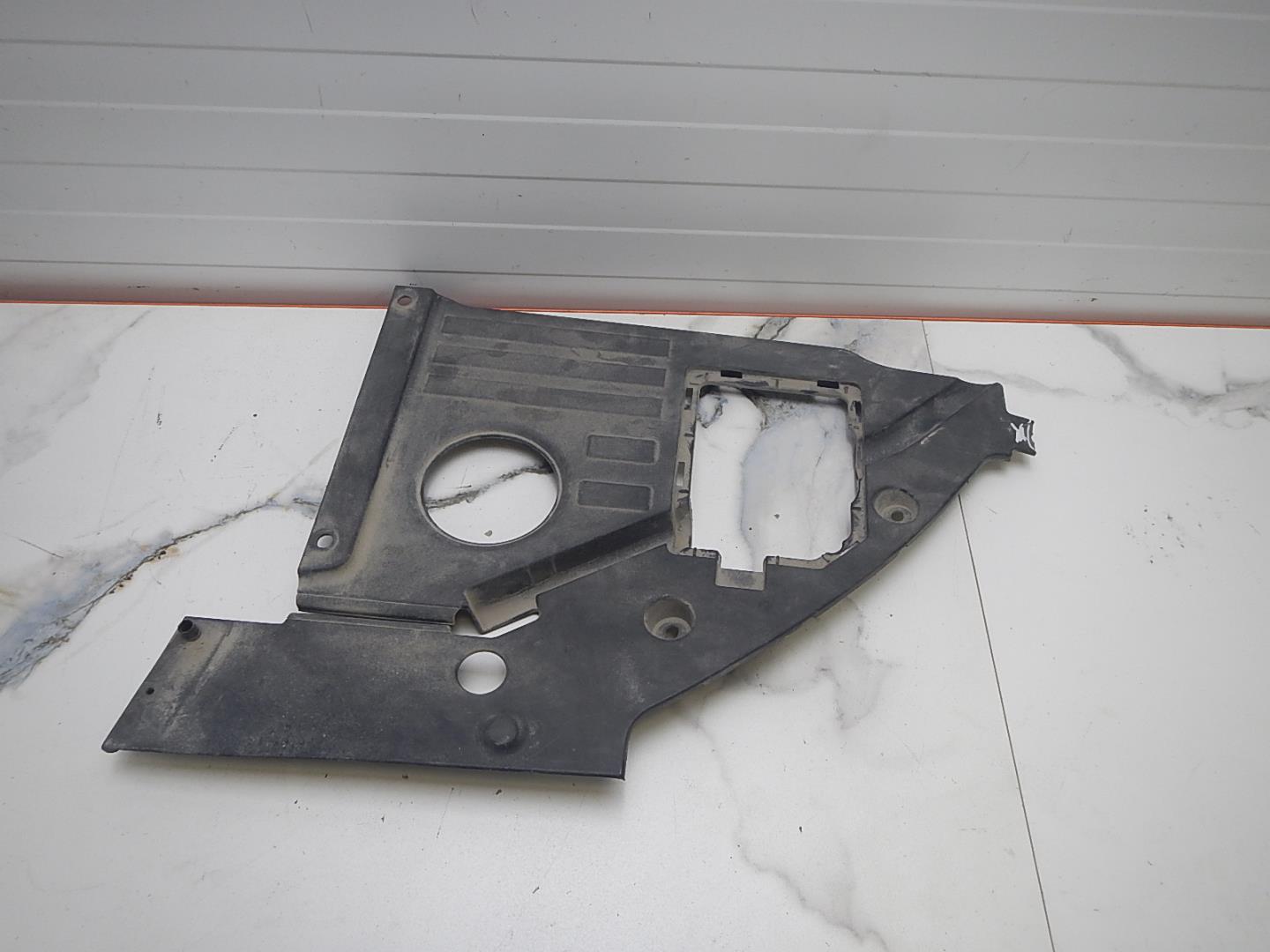 Кожух замка капота