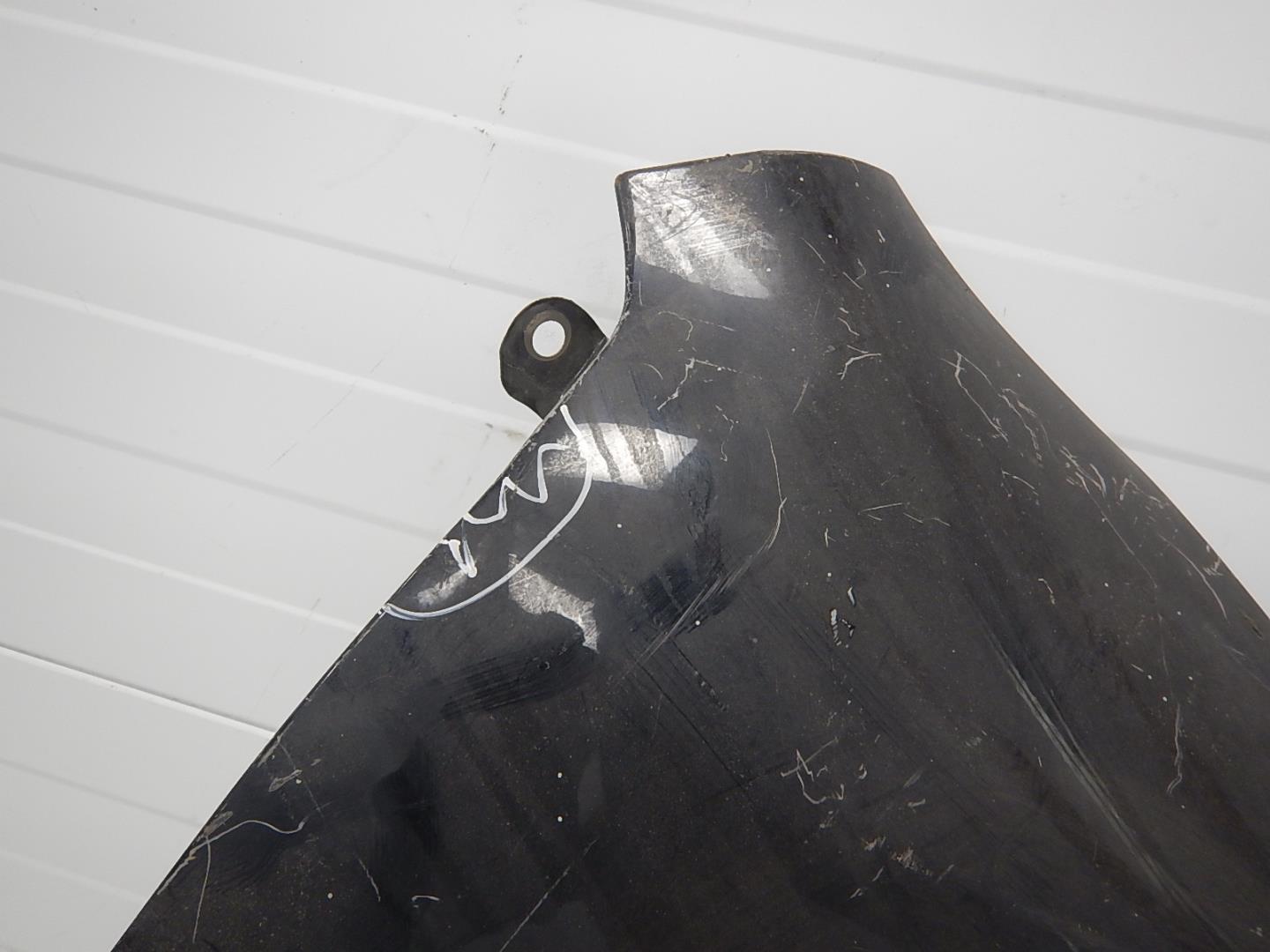 Крыло переднее правое