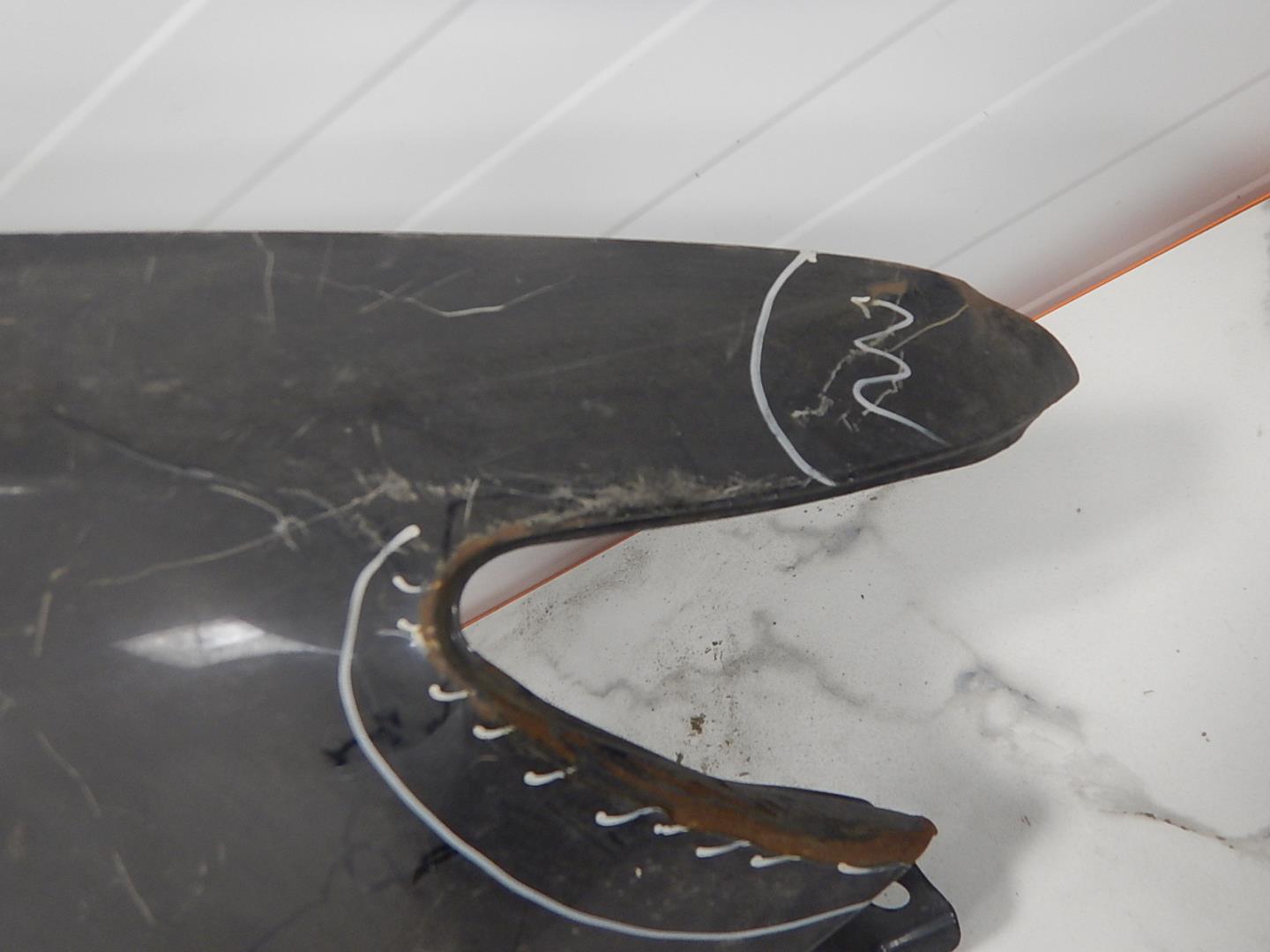 Крыло переднее правое