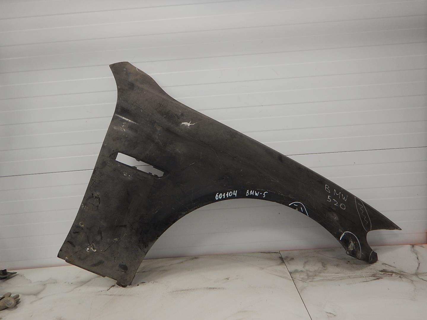 Крыло переднее правое