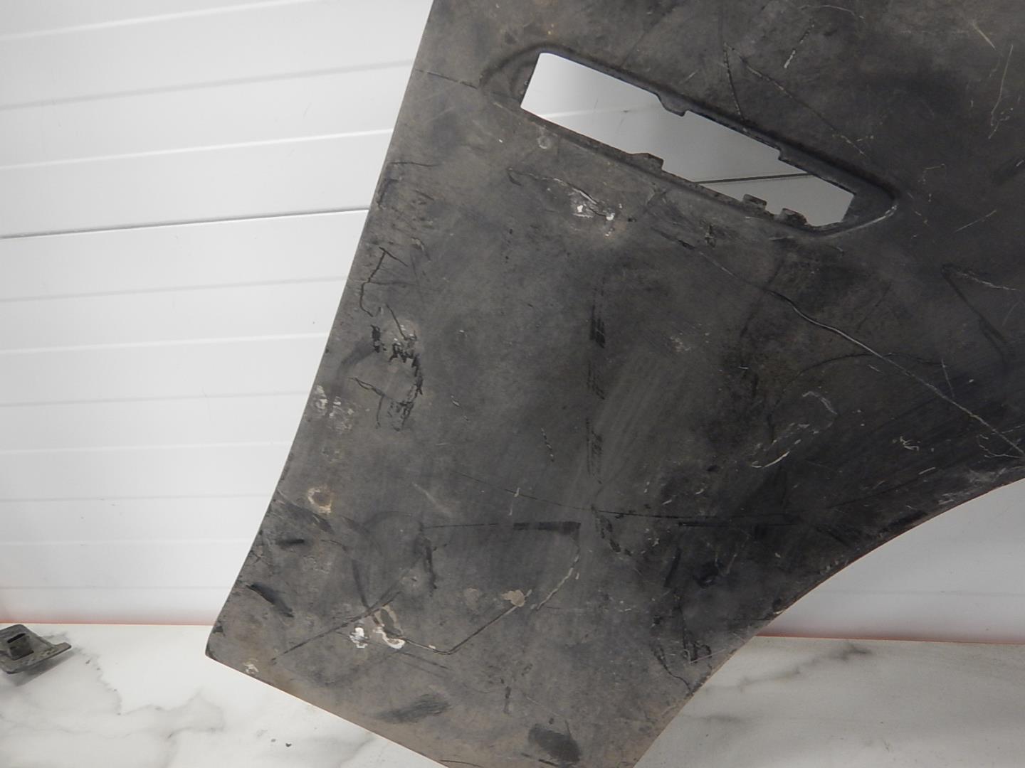 Крыло переднее правое