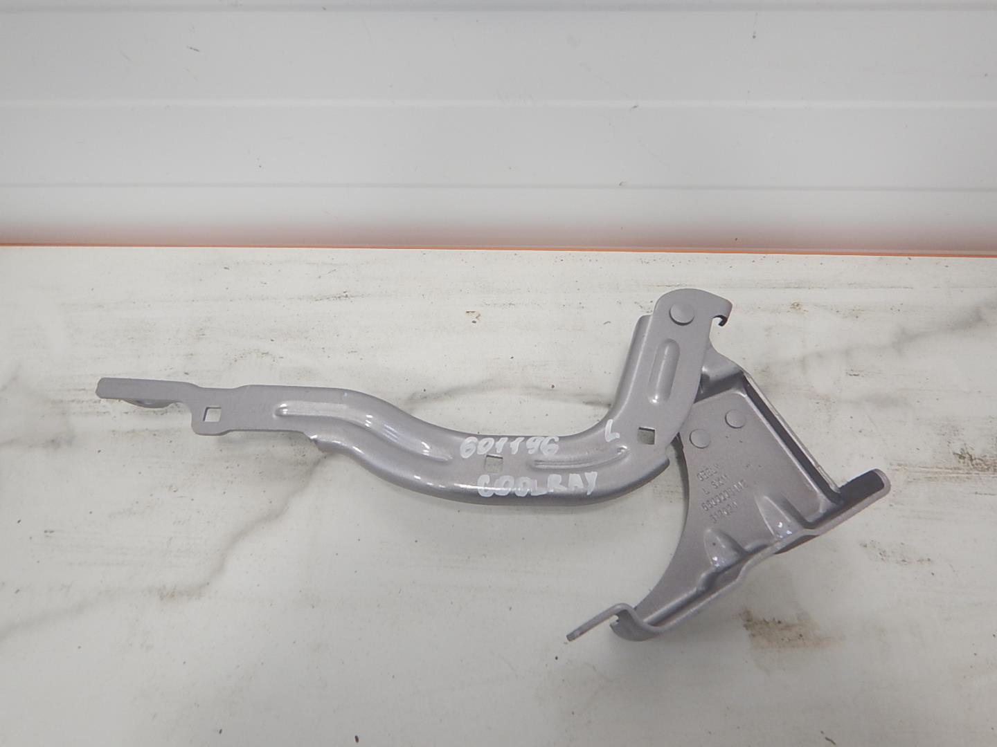 Петля капота левая