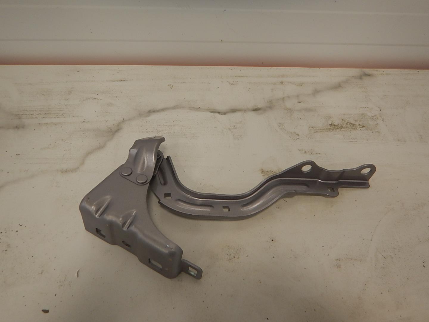 Петля капота левая