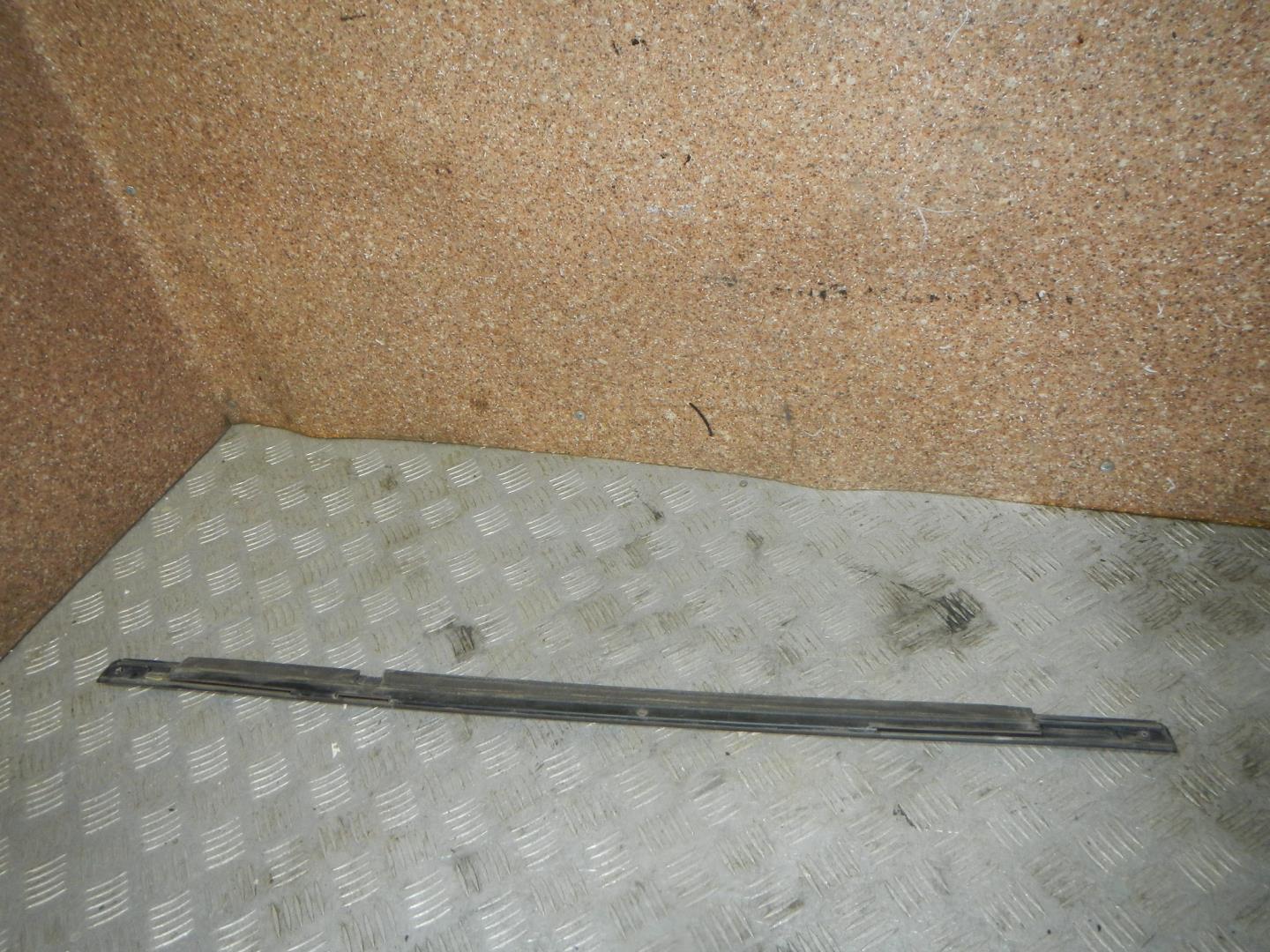 Накладка стекла заднего левого