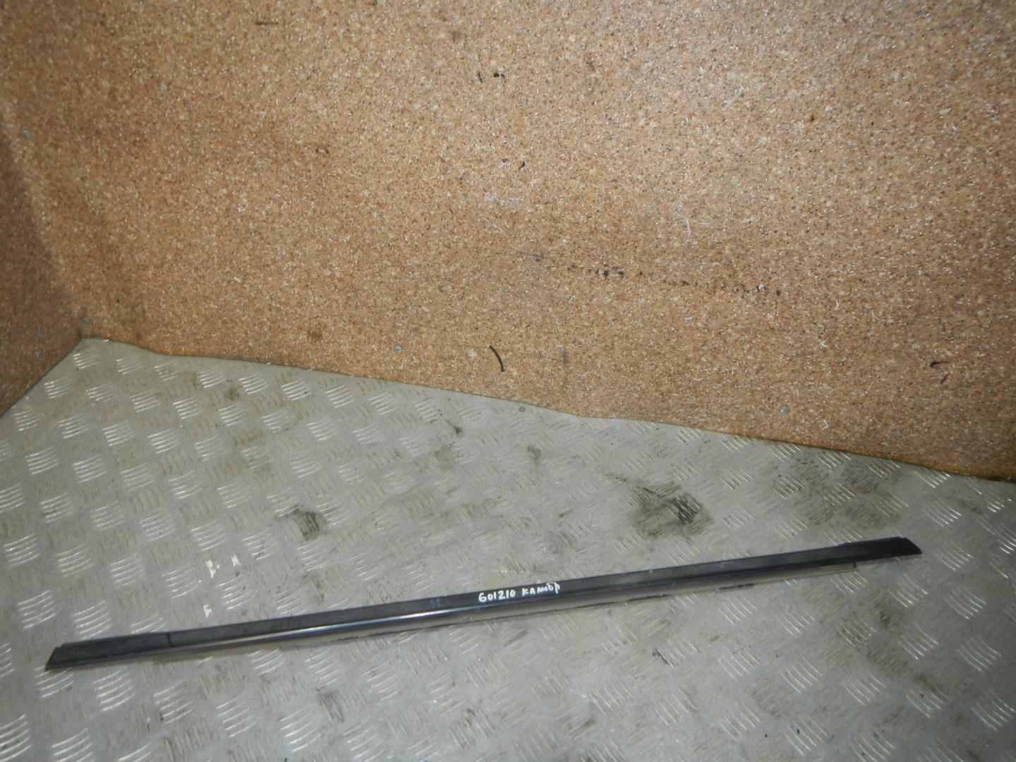 Накладка стекла заднего левого