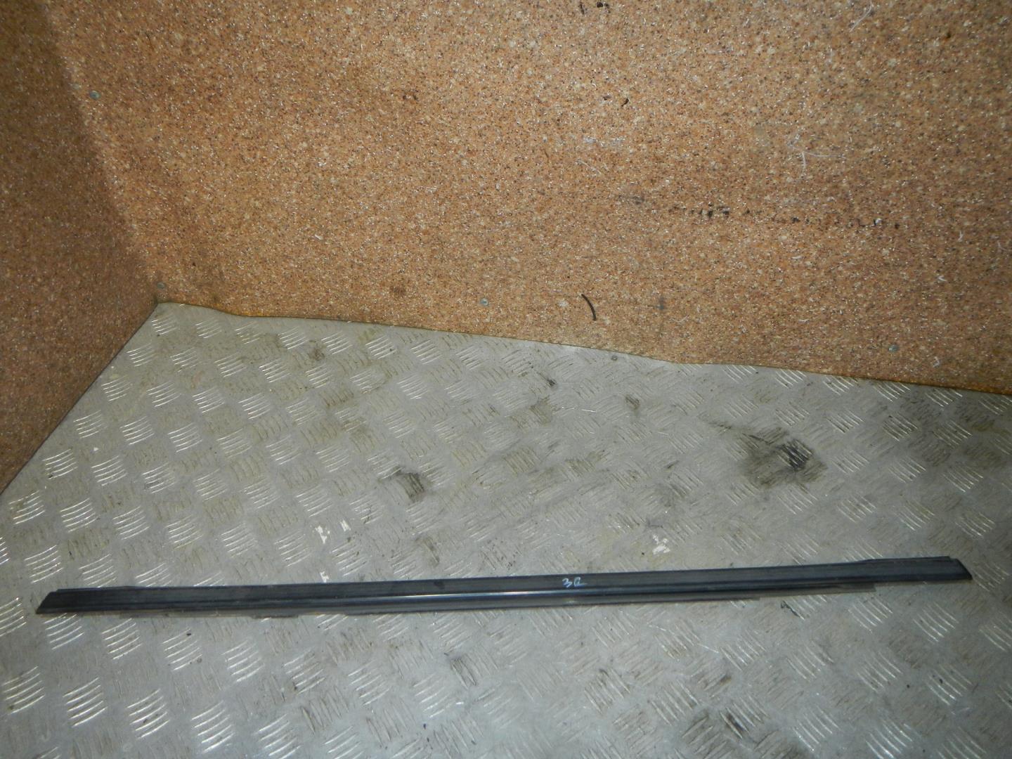 Накладка стекла заднего правого