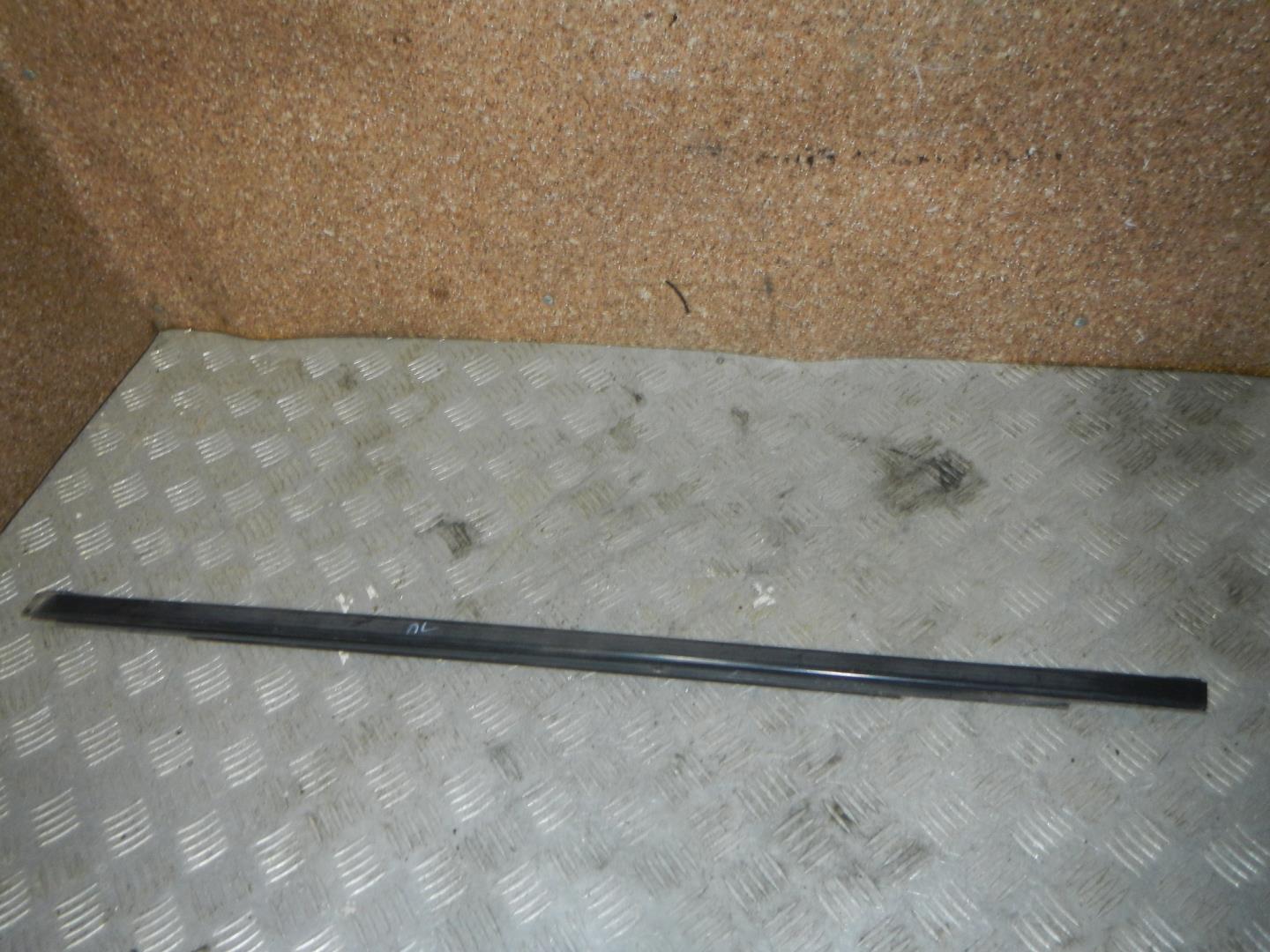 Накладка лобового стекла левая