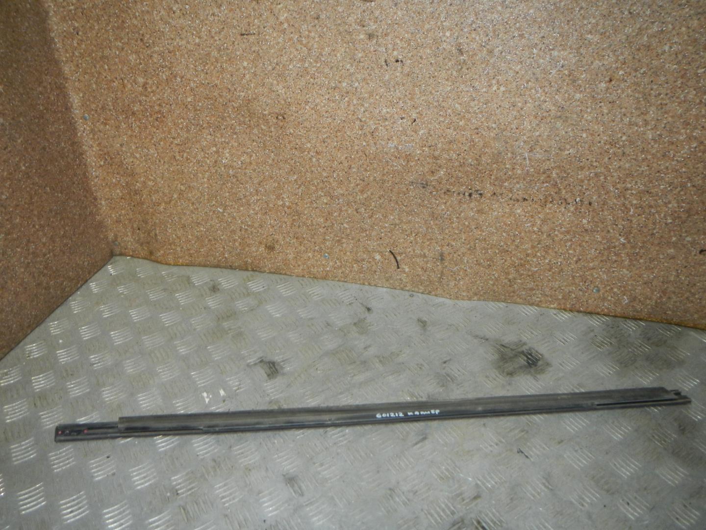 Накладка лобового стекла левая