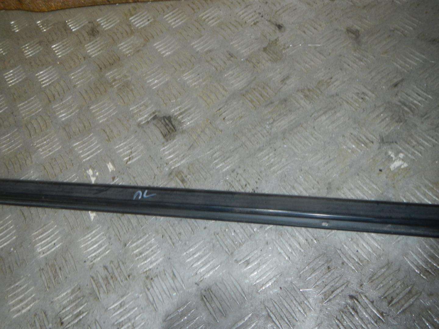 Накладка лобового стекла левая