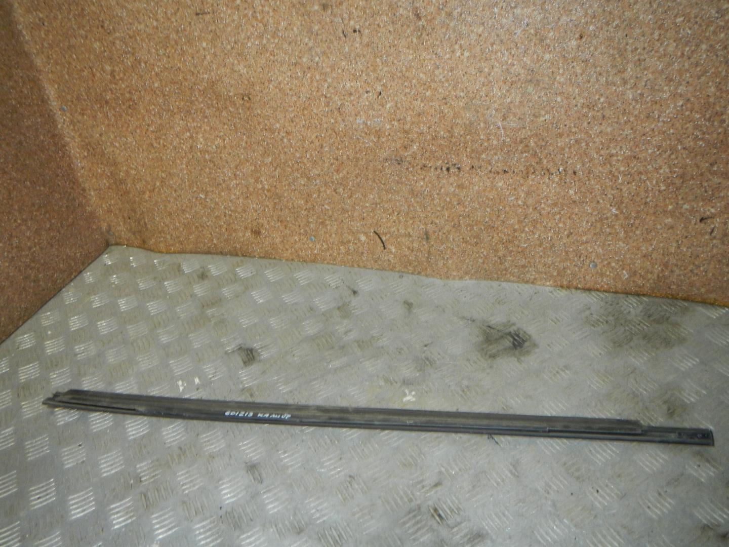 Накладка стекла переднего правого