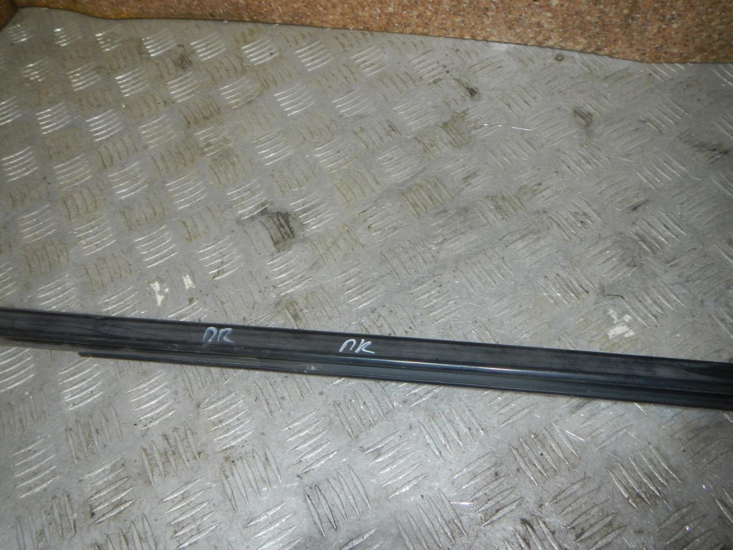 Накладка стекла переднего правого