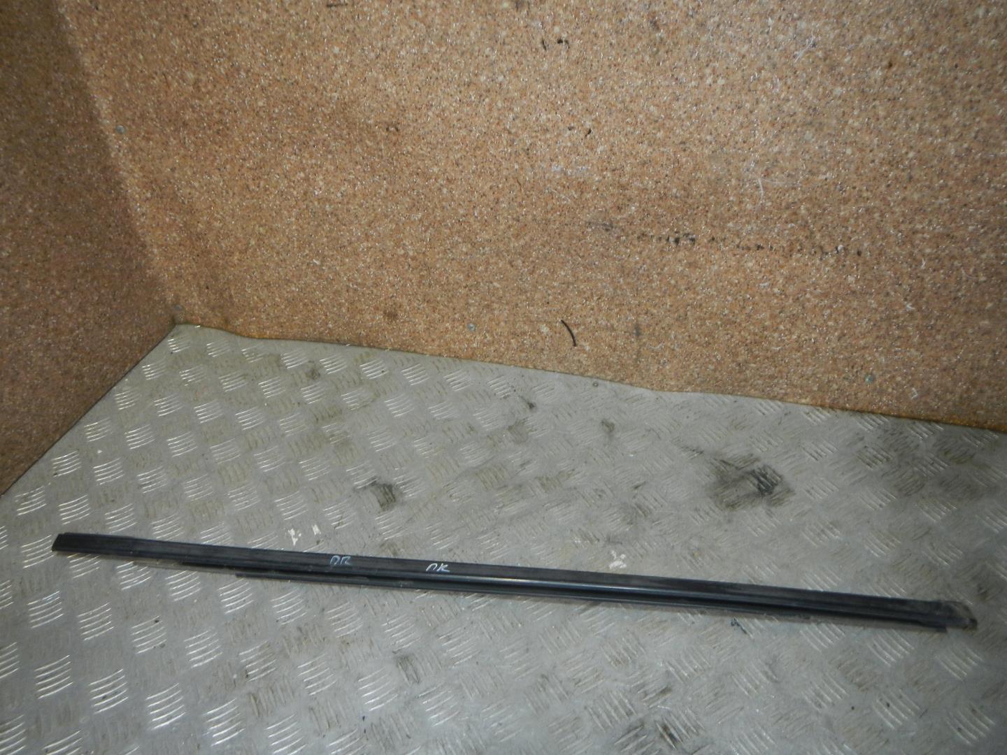 Накладка стекла переднего правого