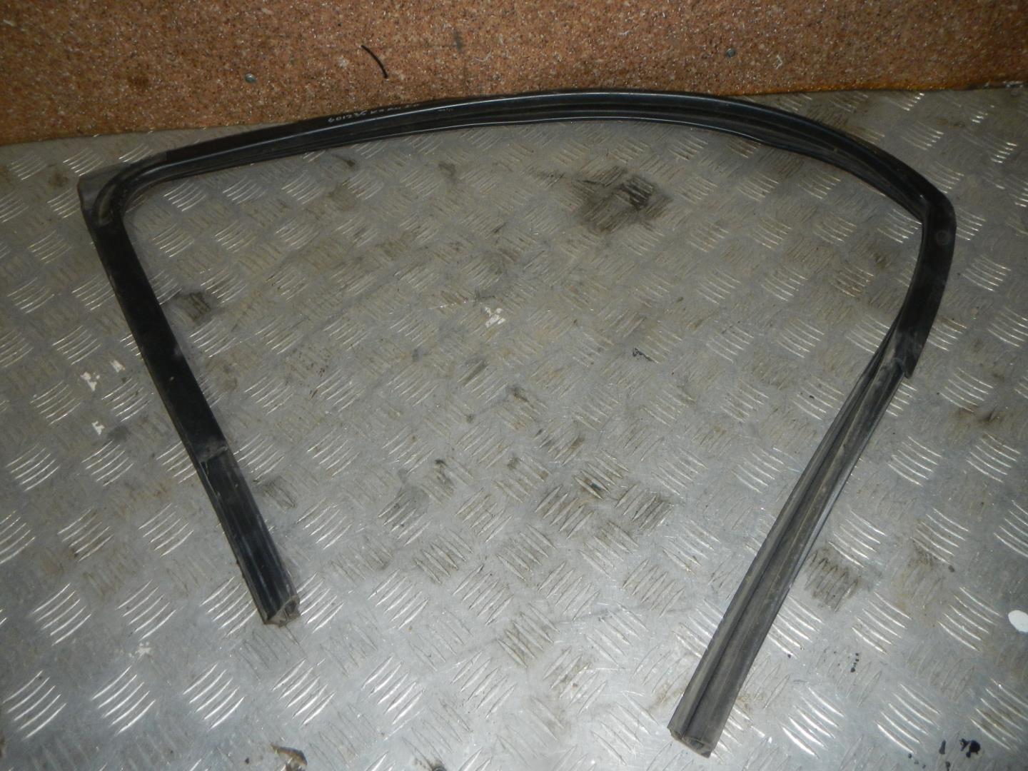 Уплотнитель стекла двери