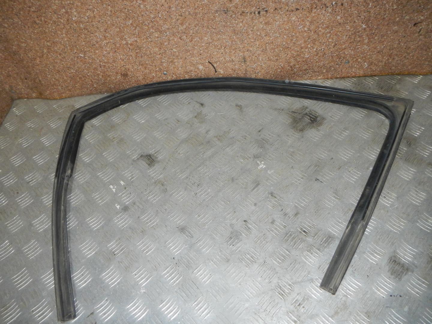 Уплотнитель стекла двери