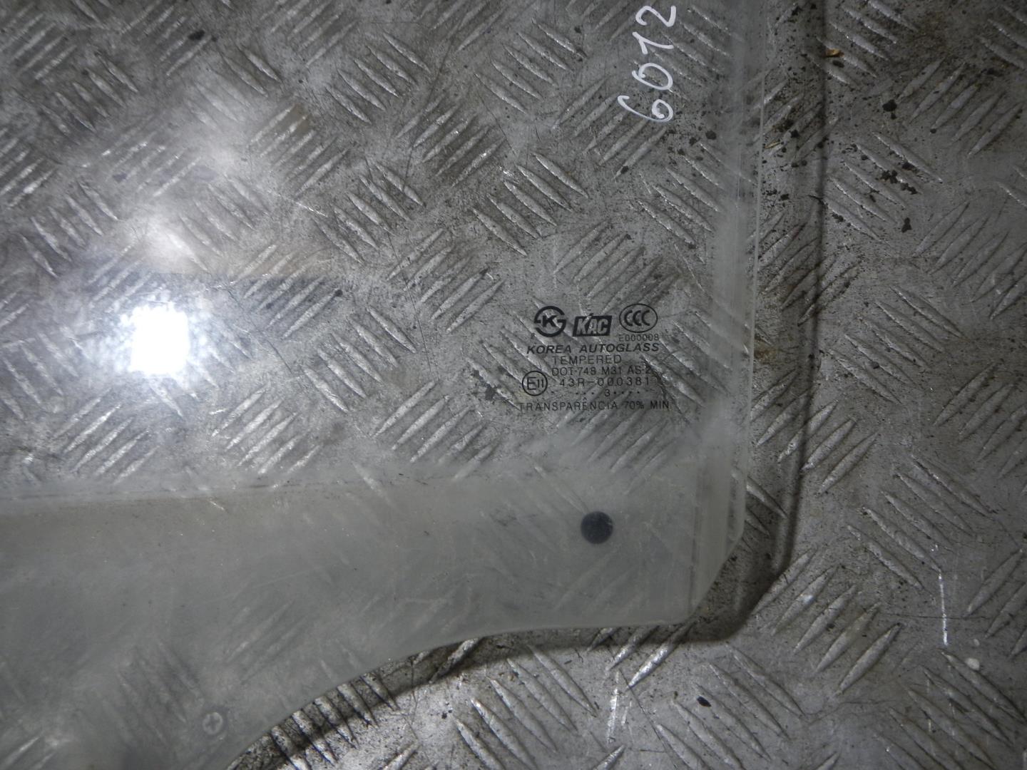 Стекло двери задней левой