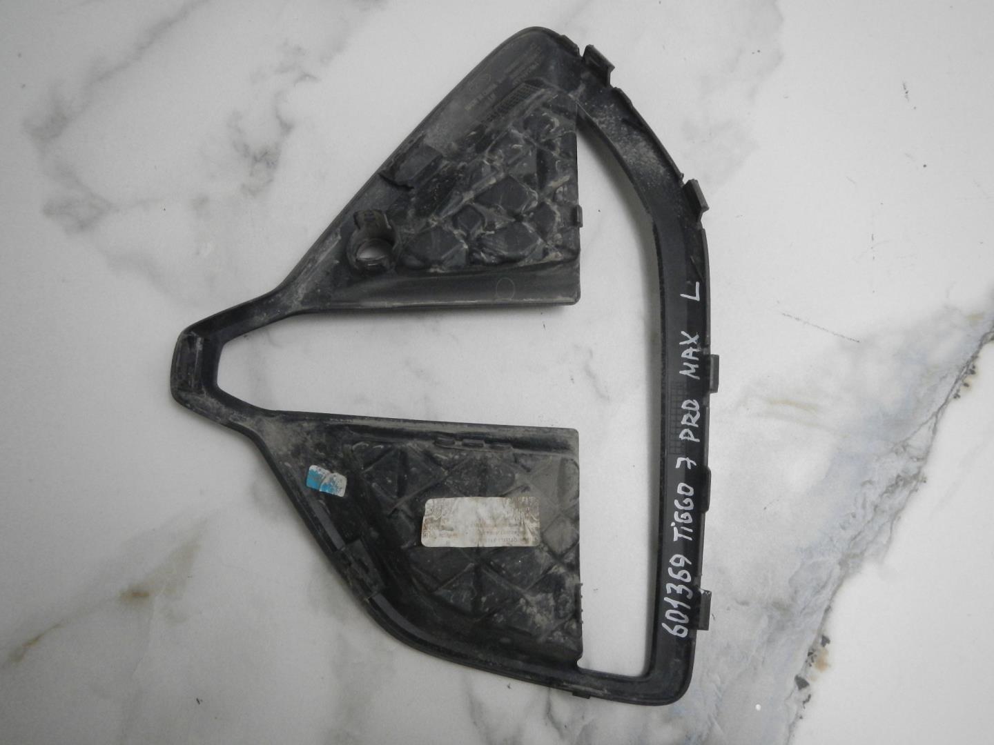 Рамка противотуманной фары левой