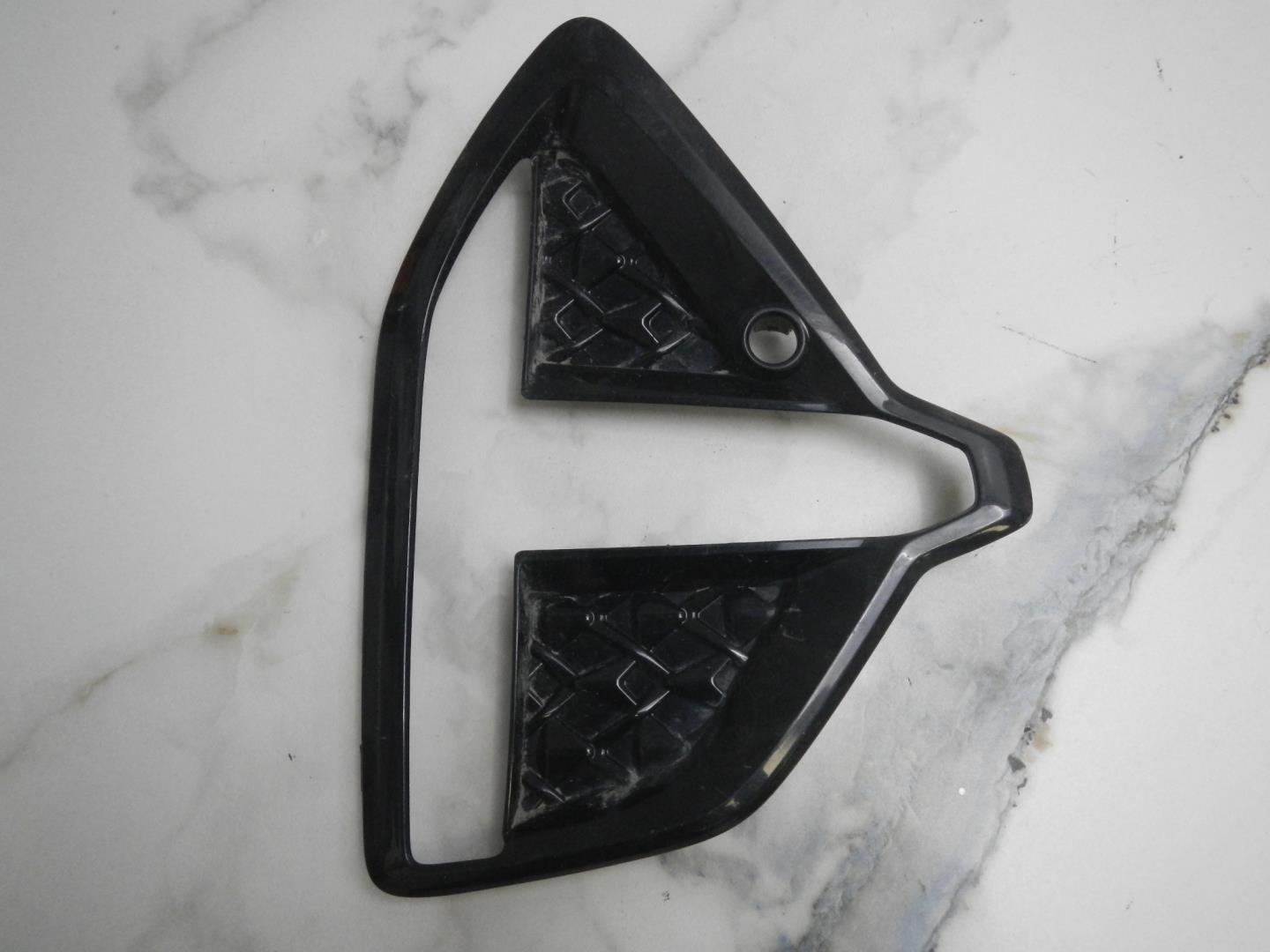 Рамка противотуманной фары левой