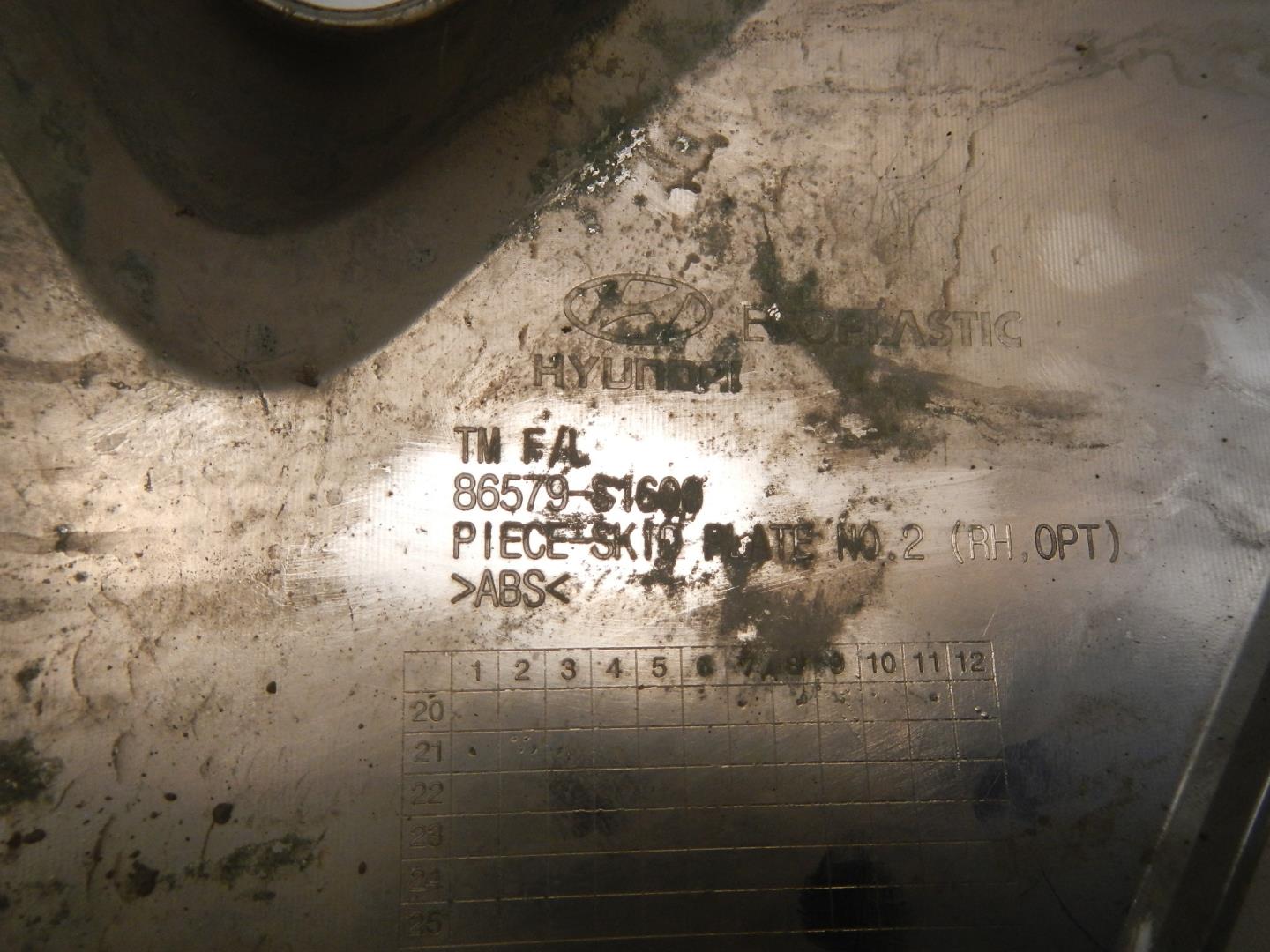 Молдинг переднего бампера правый