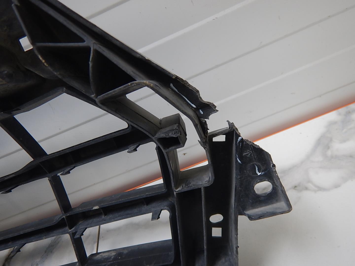 Кронштейн решетки радиатора