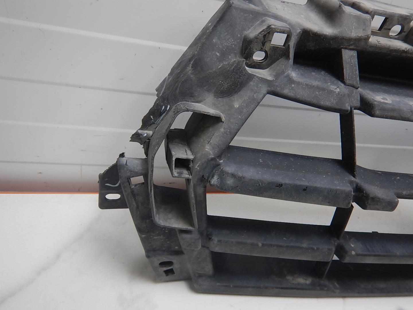 Кронштейн решетки радиатора