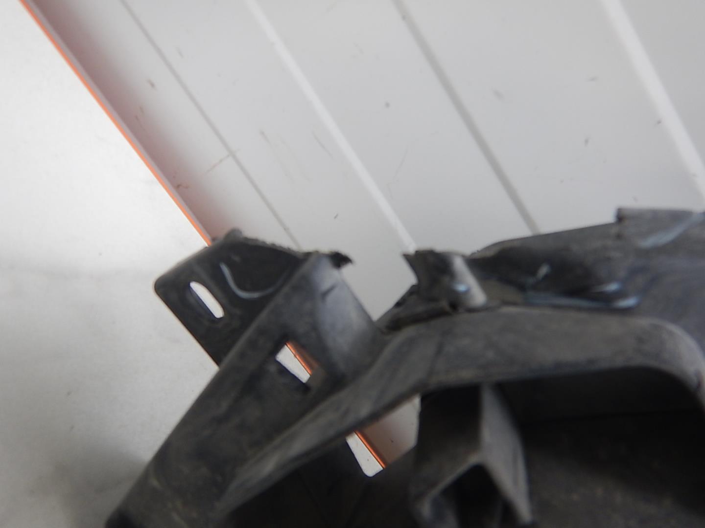 Кронштейн решетки радиатора