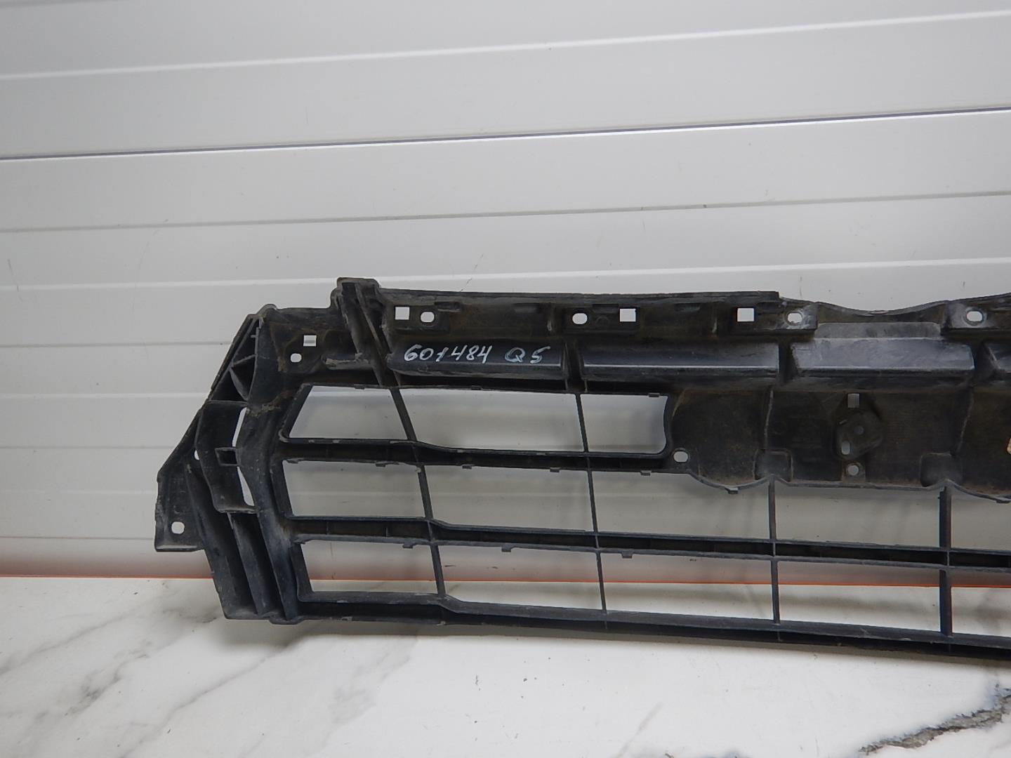 Кронштейн решетки радиатора