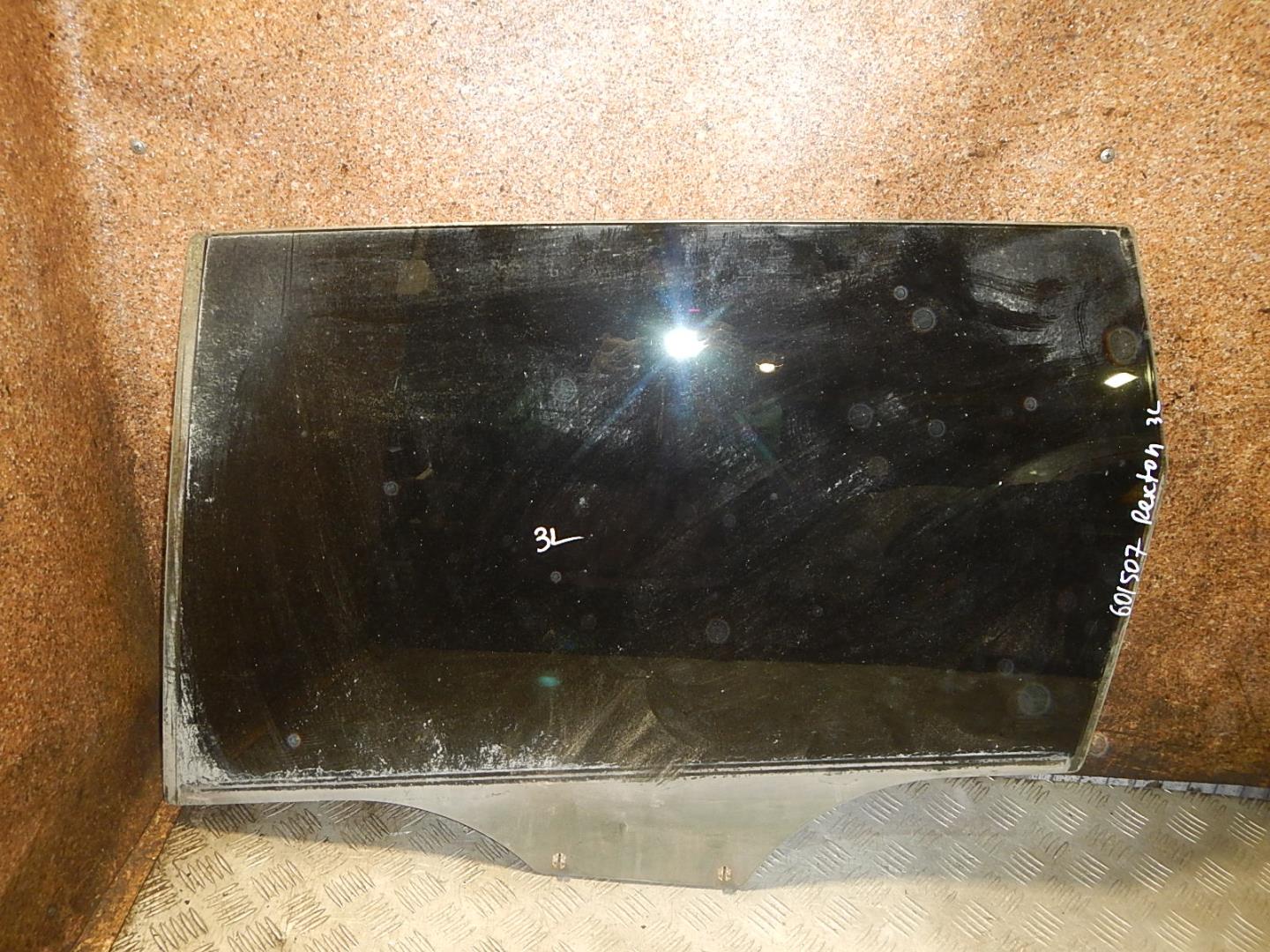 Стекло двери задней левой