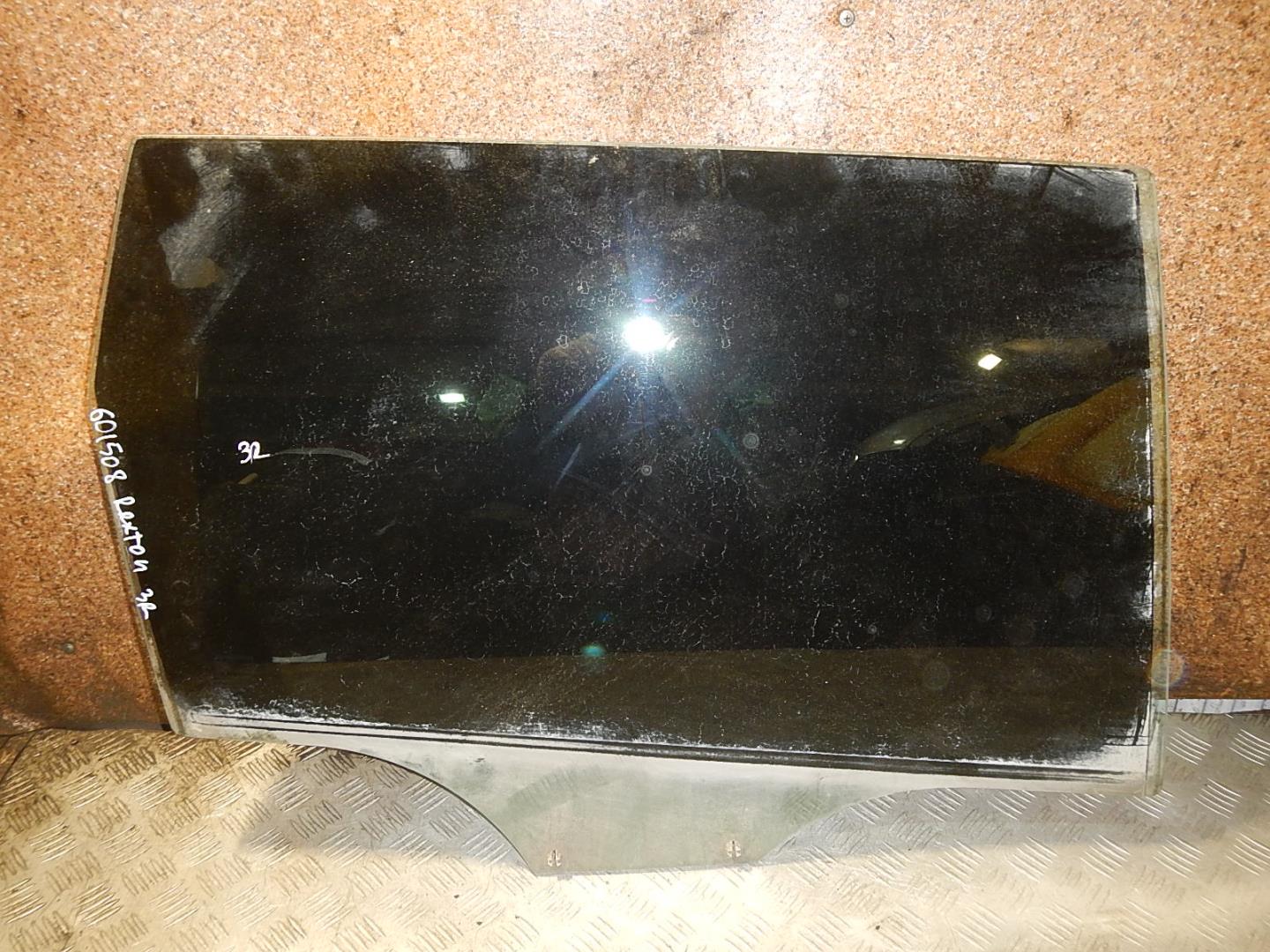 Стекло двери задней правой