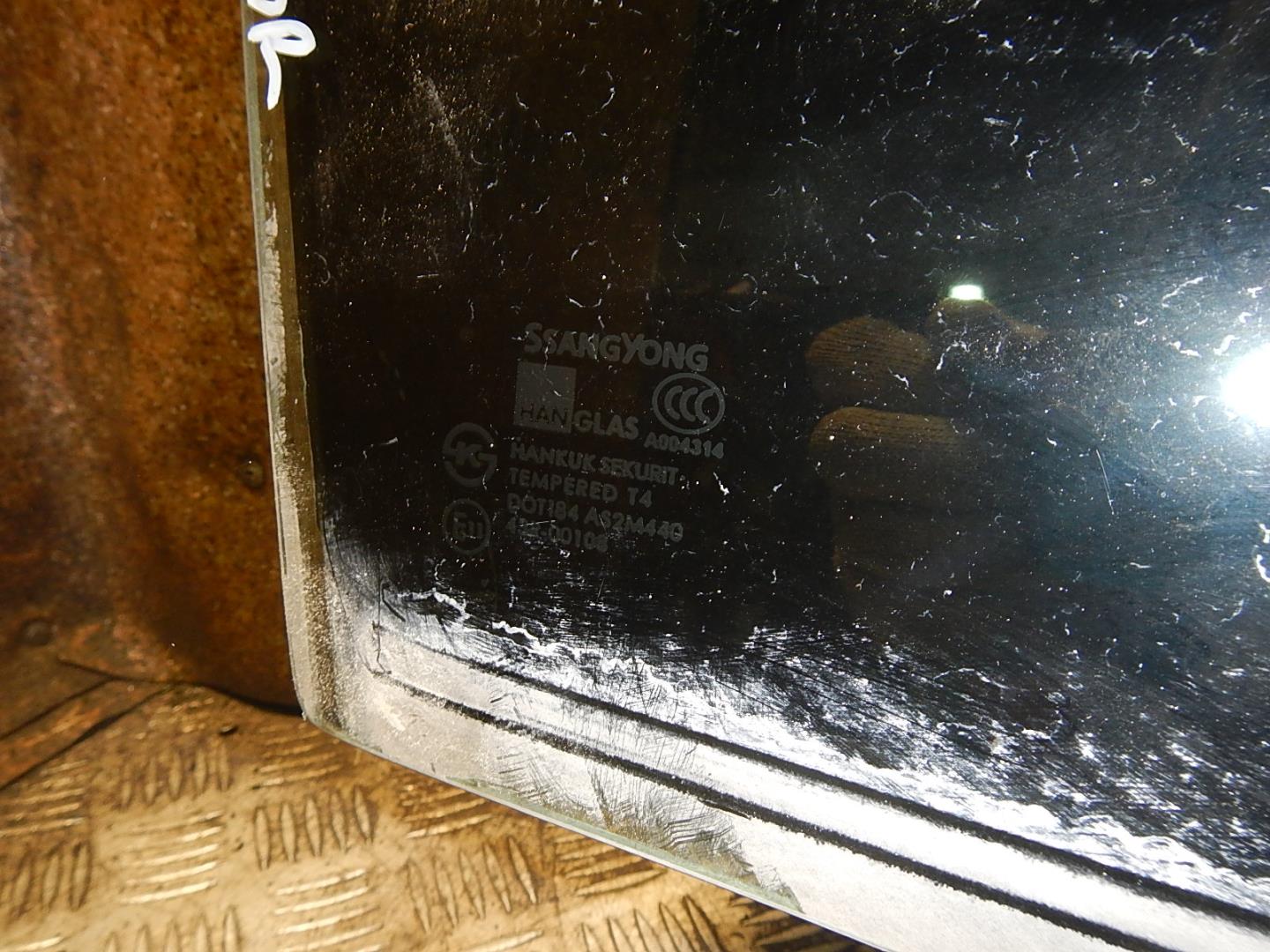 Стекло двери задней правой