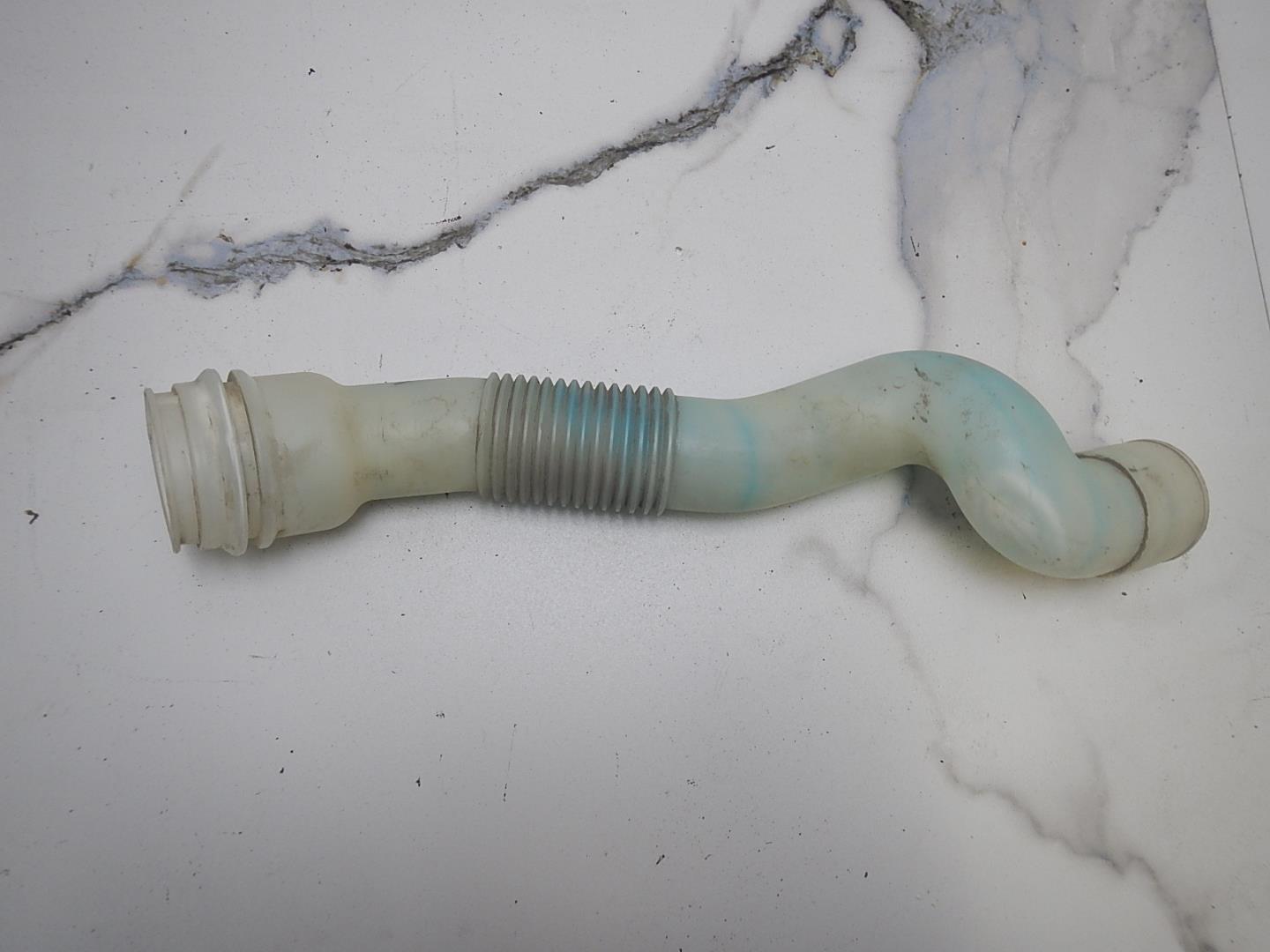 Горловина бачка омывателя