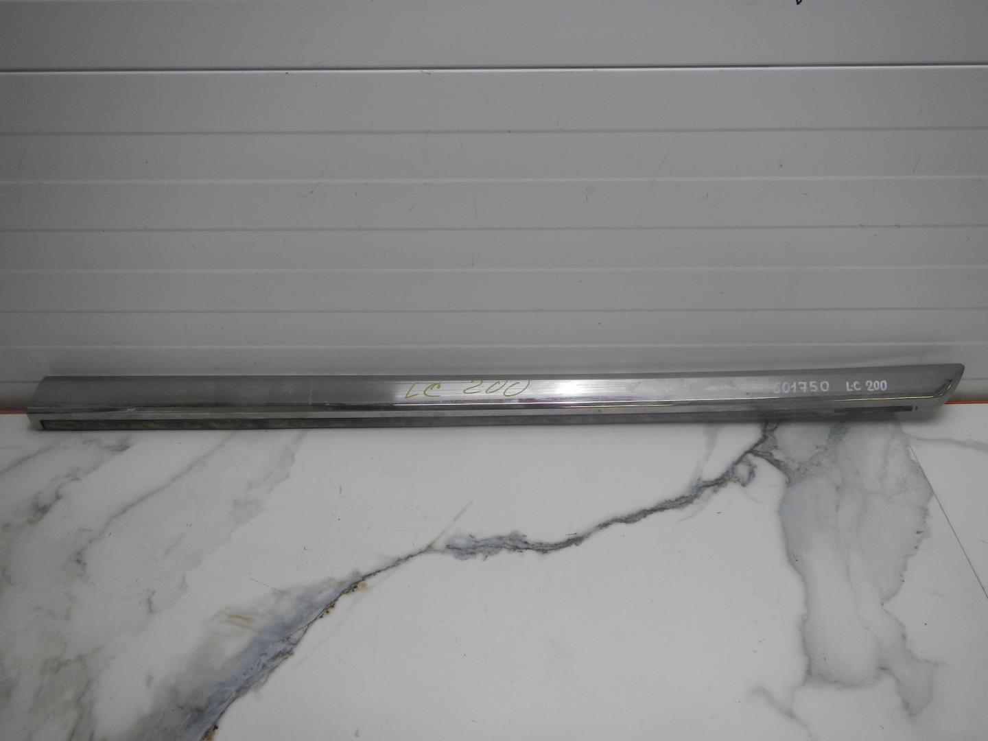 Молдинг передней правой двери