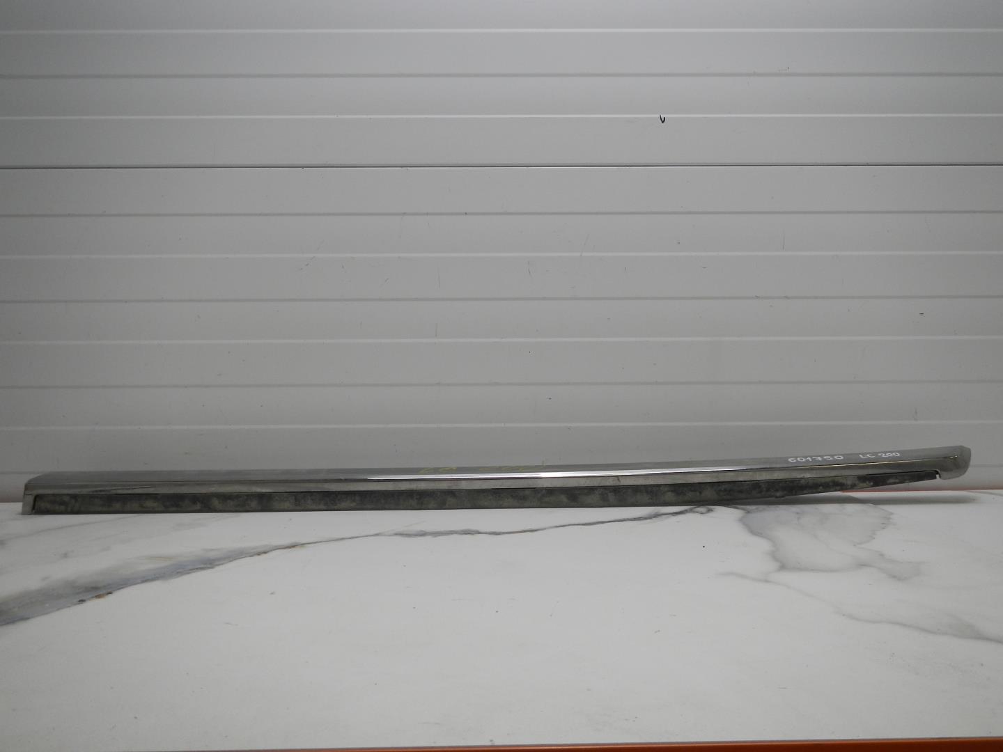 Молдинг передней правой двери