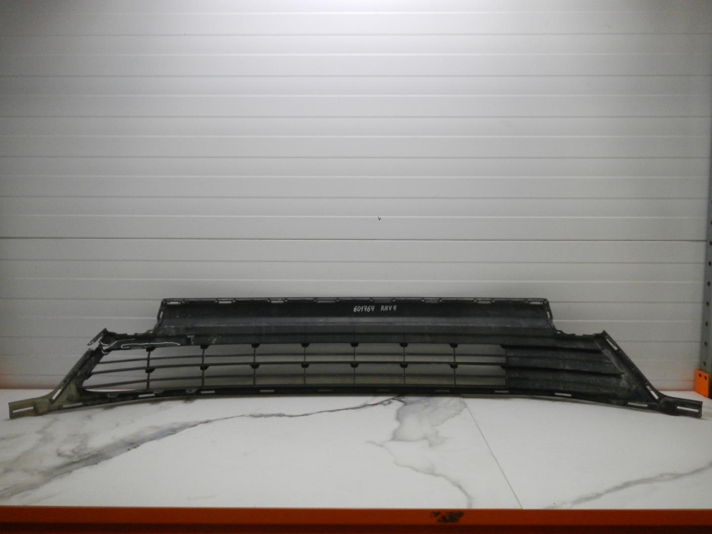 Решетка в бампер центральная