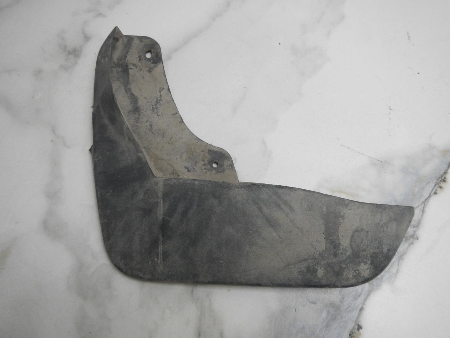 Брызговик передний левый