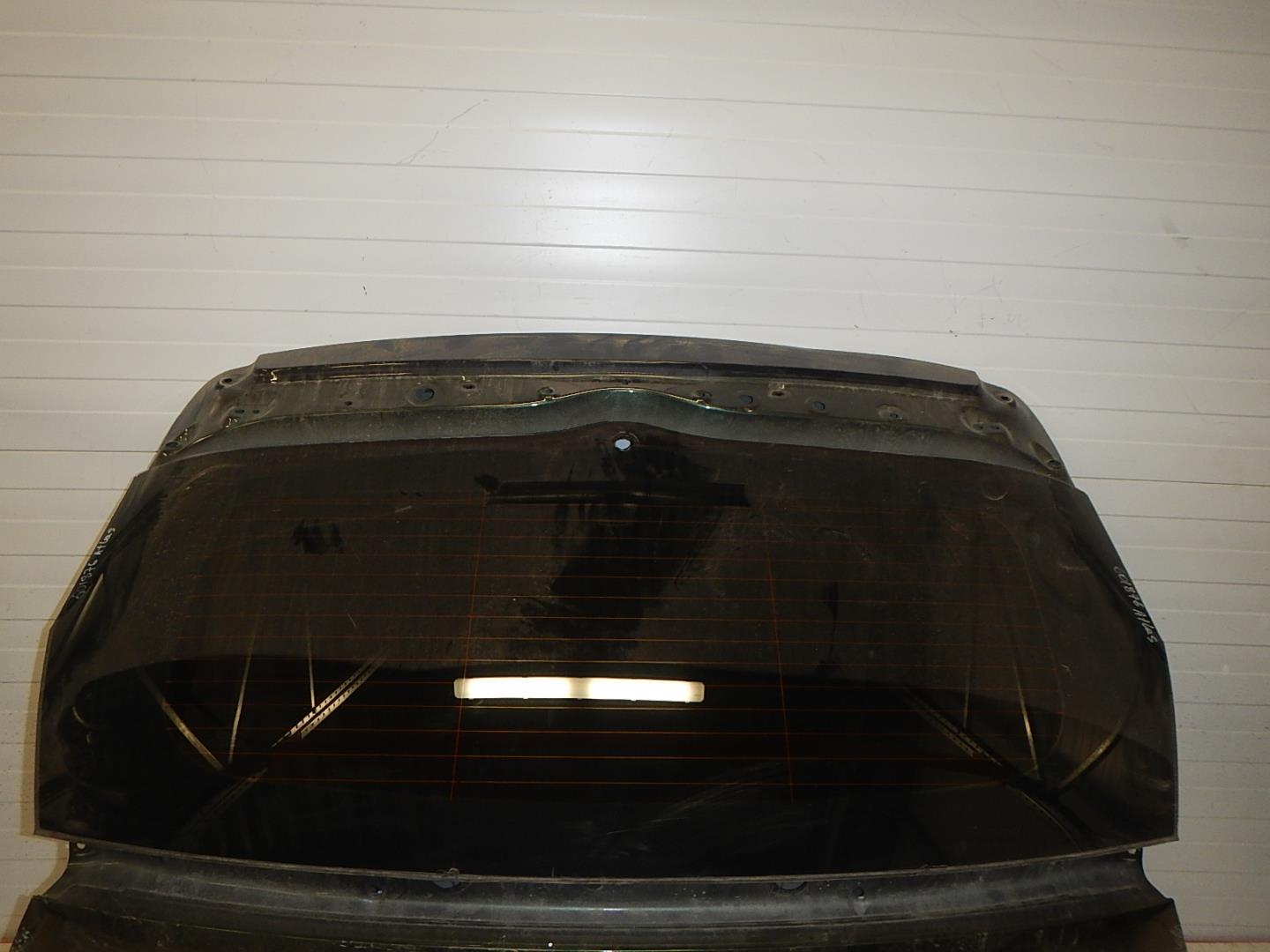 Стекло двери багажника