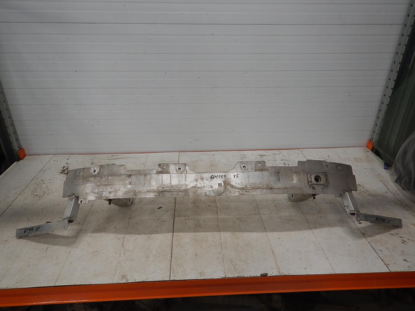 Усилитель переднего бампера