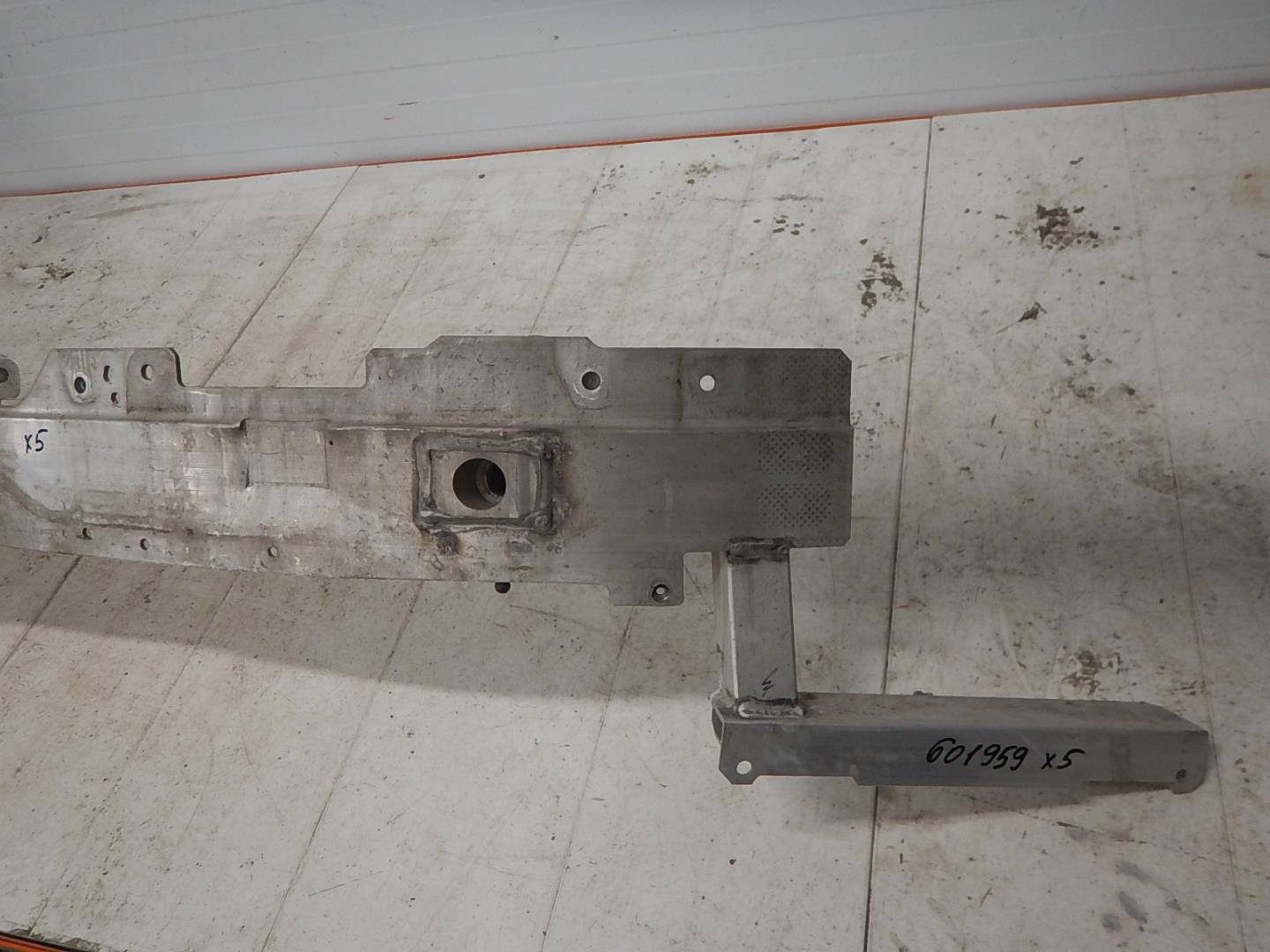 Усилитель переднего бампера