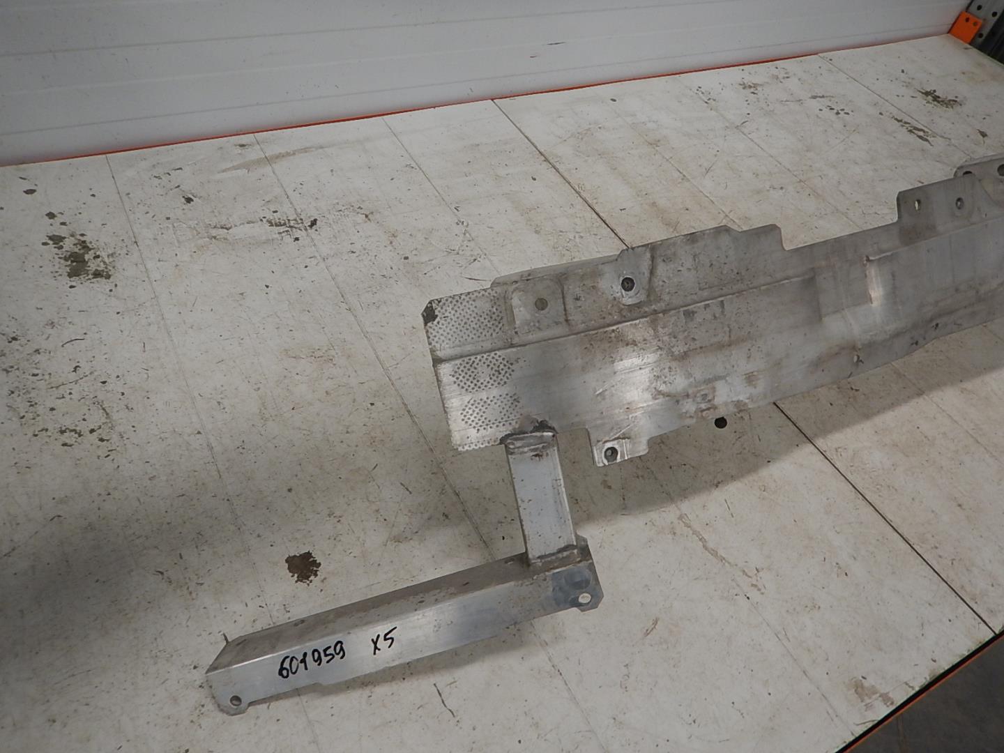 Усилитель переднего бампера