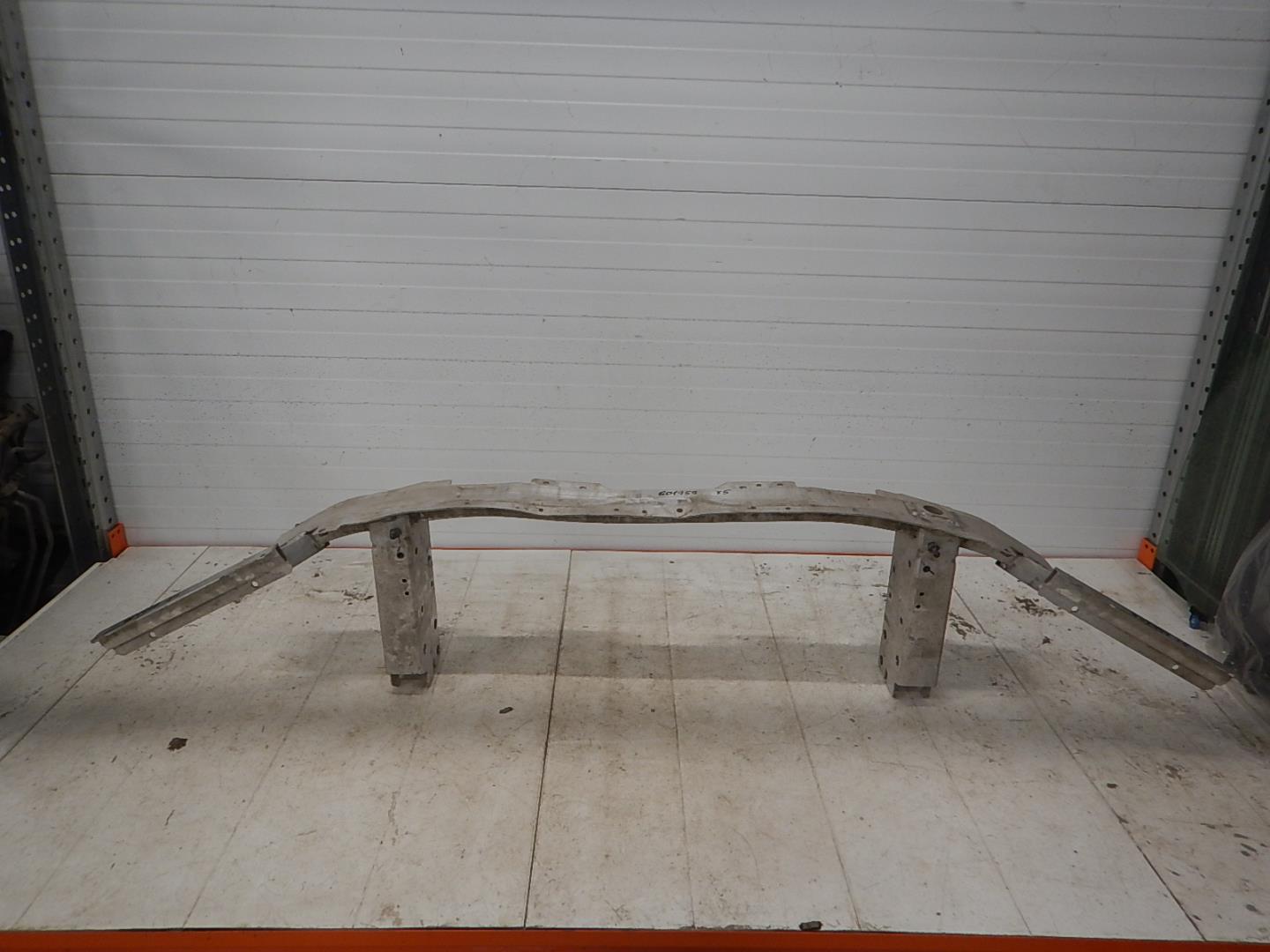 Усилитель переднего бампера