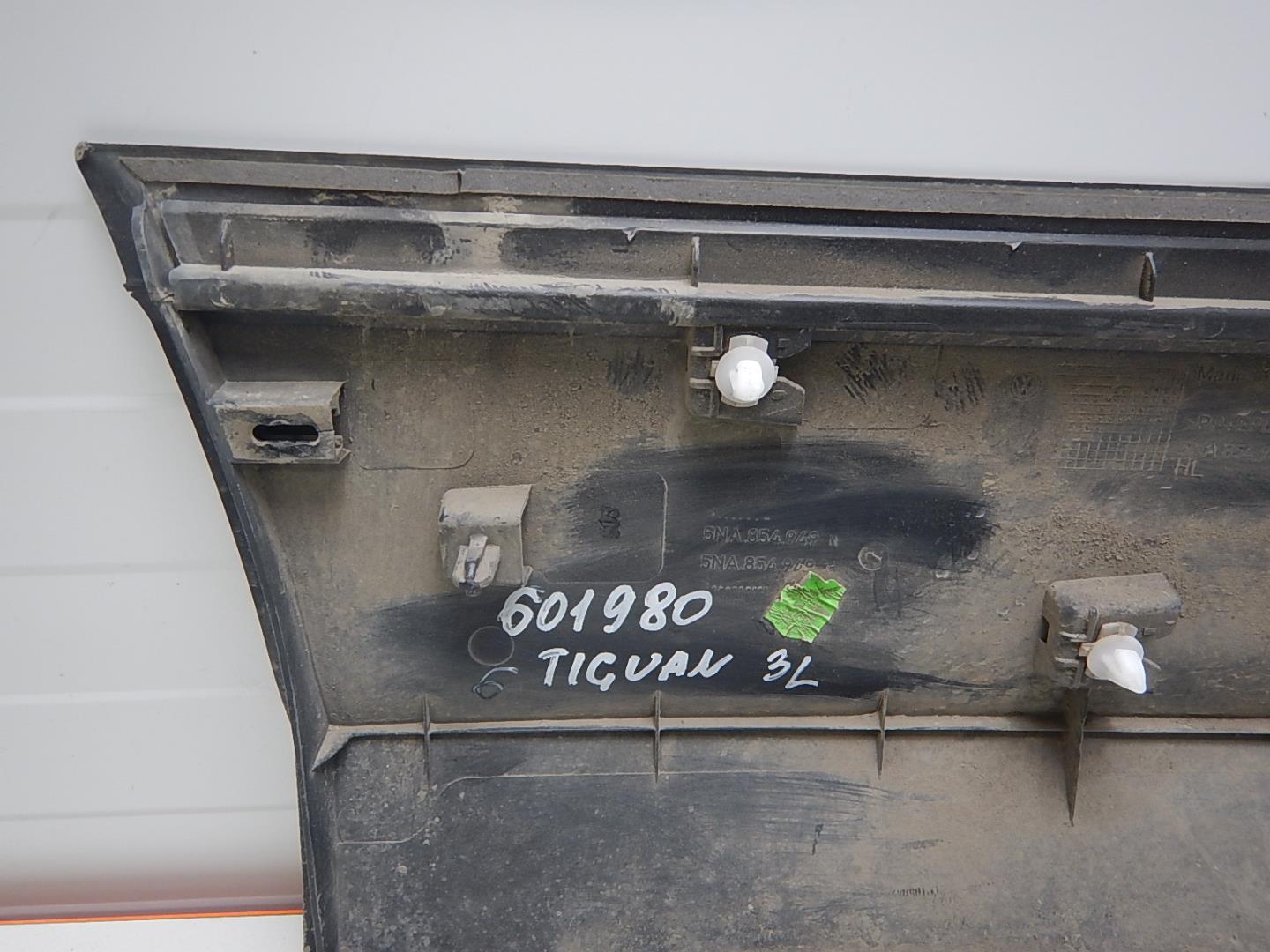 Молдинг задней левой двери