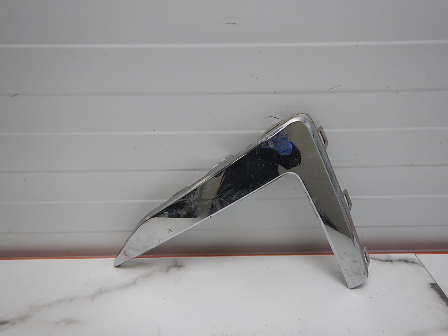 Молдинг переднего бампера правый