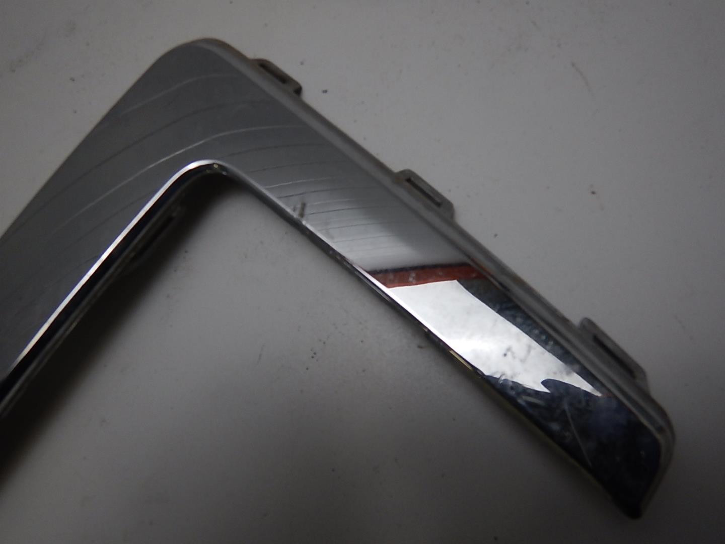 Молдинг переднего бампера правый