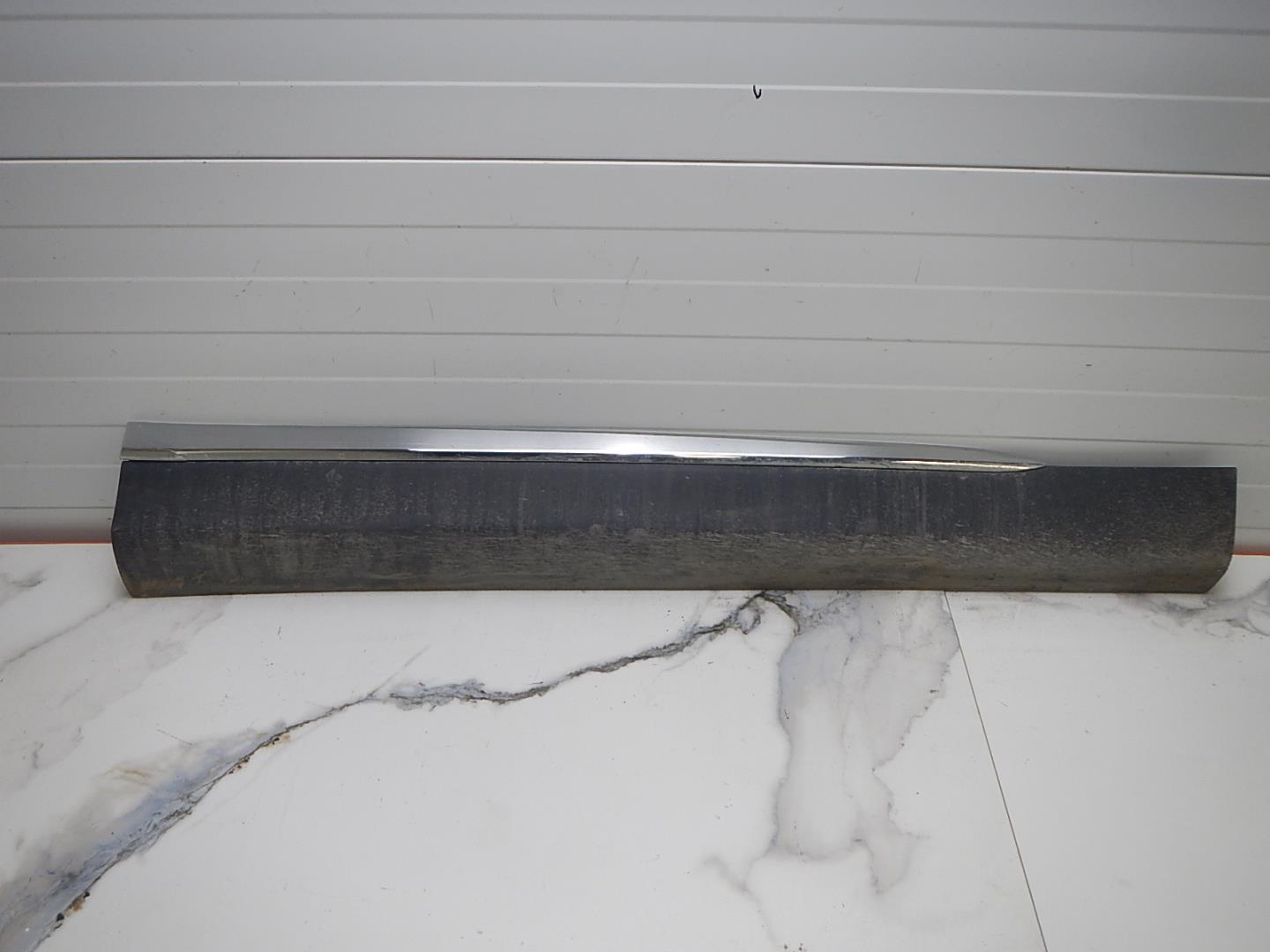 Молдинг передней правой двери