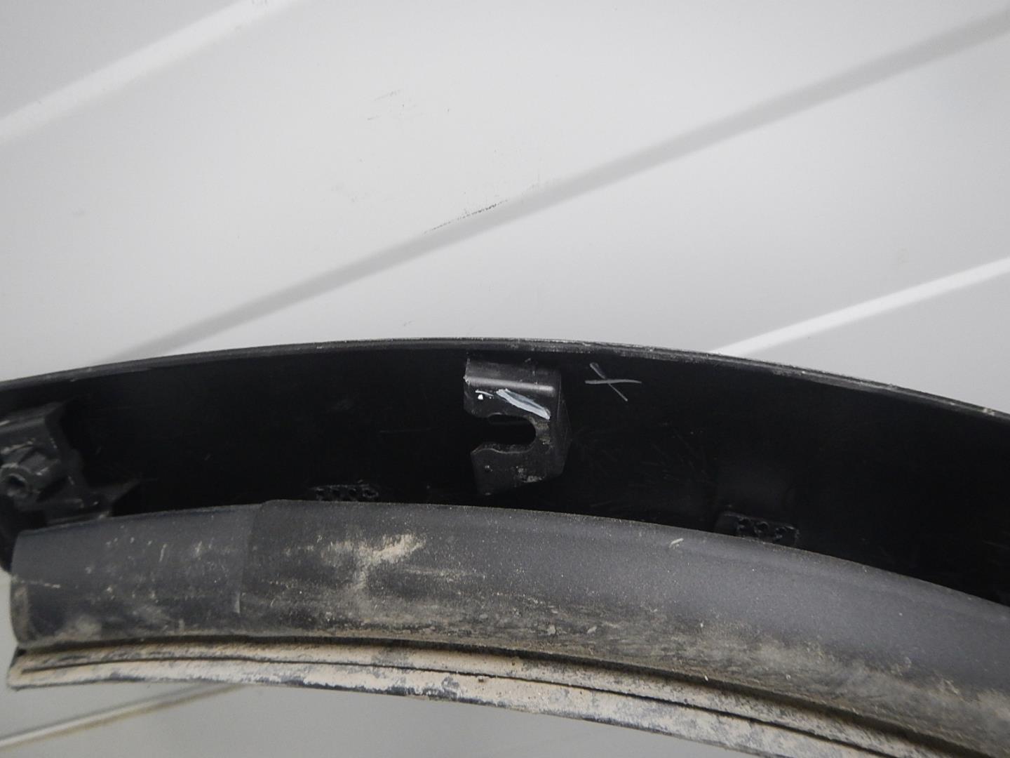 Молдинг задней левой двери